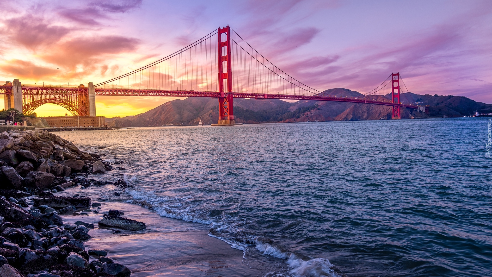 Stany Zjednoczone, Stan Kalifornia, Most Golden Gate Bridge, Cieśnina Golden Gate, Zachód słońca, Kamienie