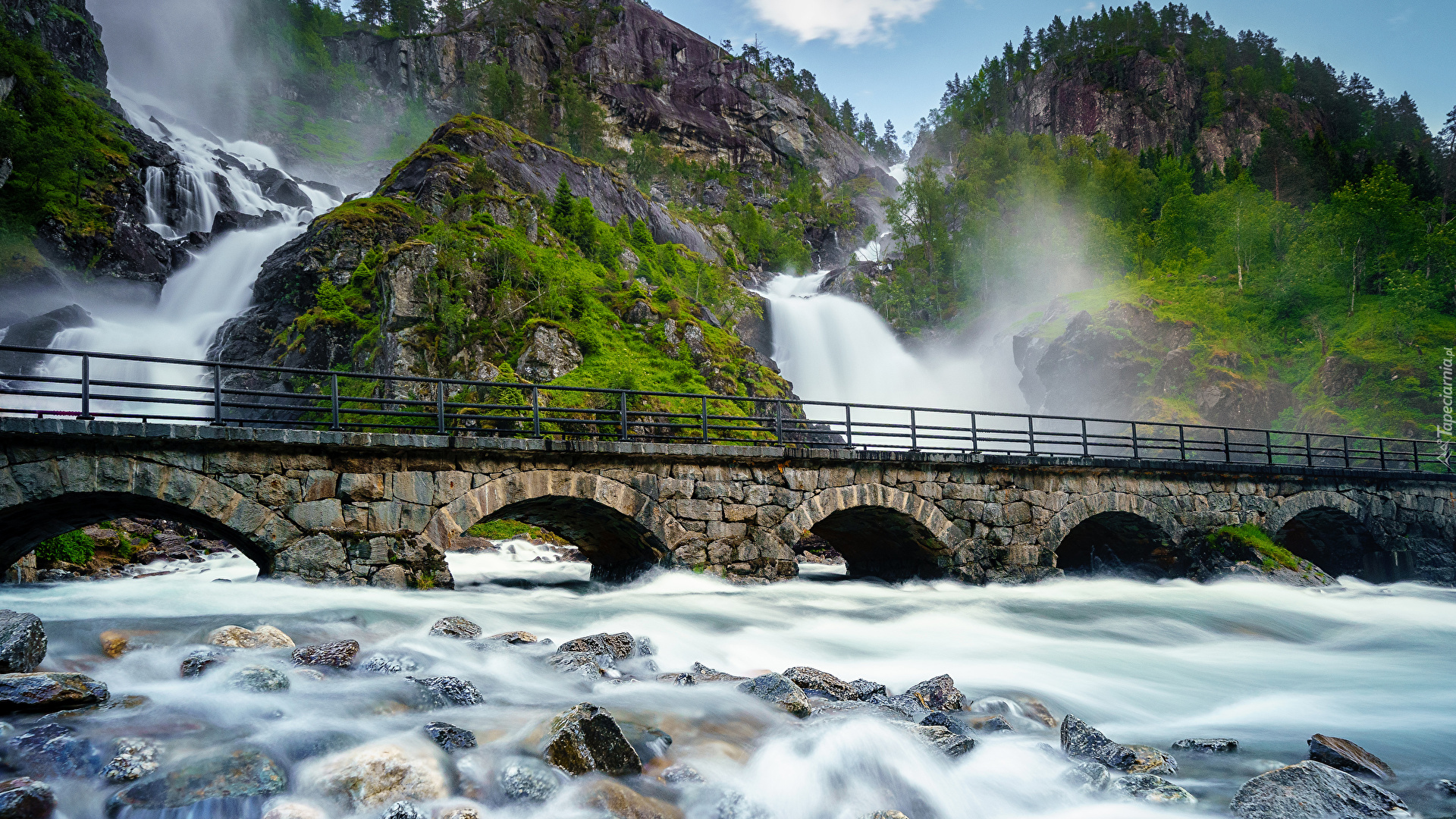 Wodospad Latefossen, Kamienny, Most, Rzeka, Kamienie, Góry, Skały, Las, Drzewa, Zachód słońca, Gmina Odda, Norwegia