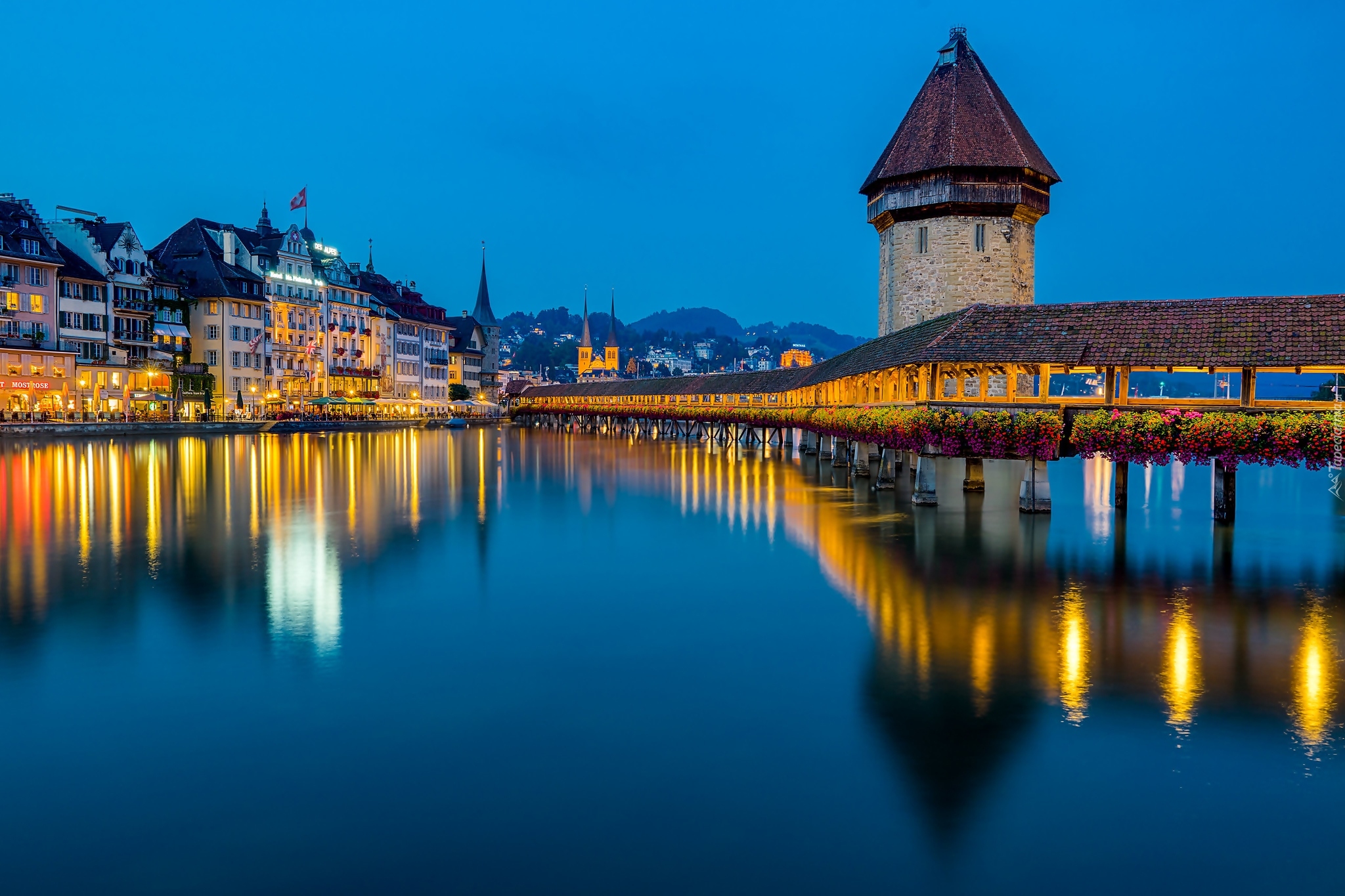 Rzeka Reuss, Oświetlony, Most Kapellbrucke, Wieża, Domy, Lucerna, Szwajcaria