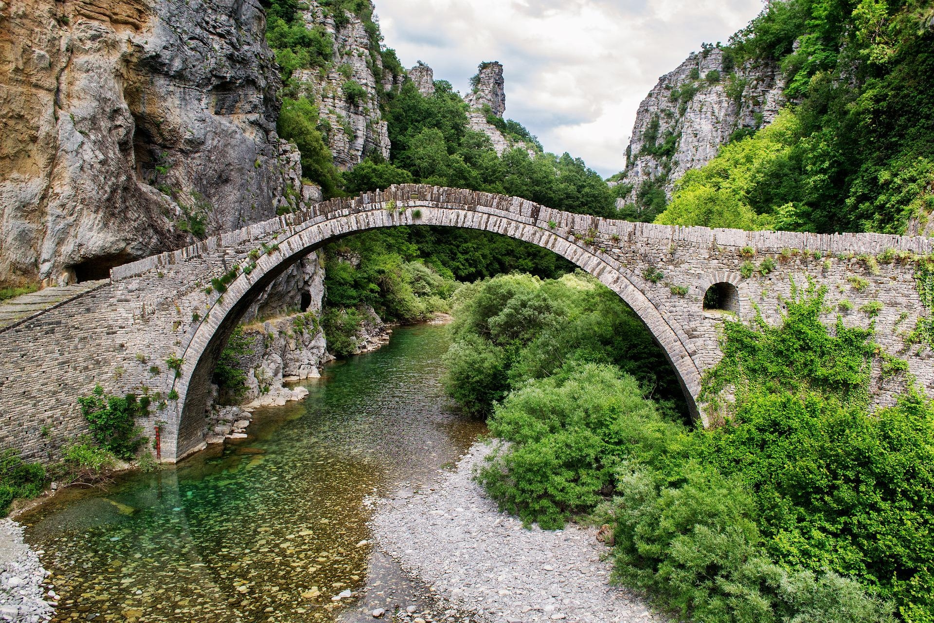 Most, Kokkorou ancient stone bridge, Rzeka Voidomatis, Skały, Zagori, Grecja