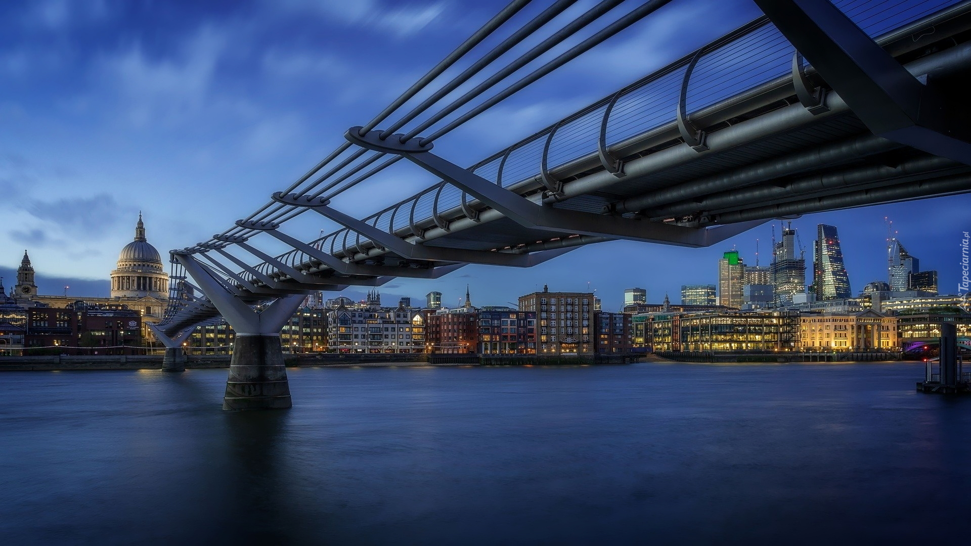 Most, Millennium Bridge, Rzeka Tamiza, Domy, Londyn, Anglia