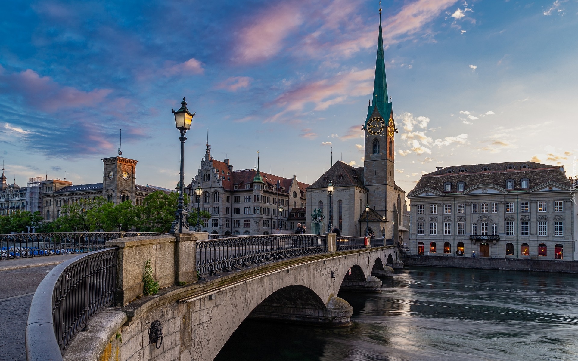 Rzeka Limmat, Most Munsterbrucke, Latarnia, Kościół Fraumunster, Zurych, Szwajcaria