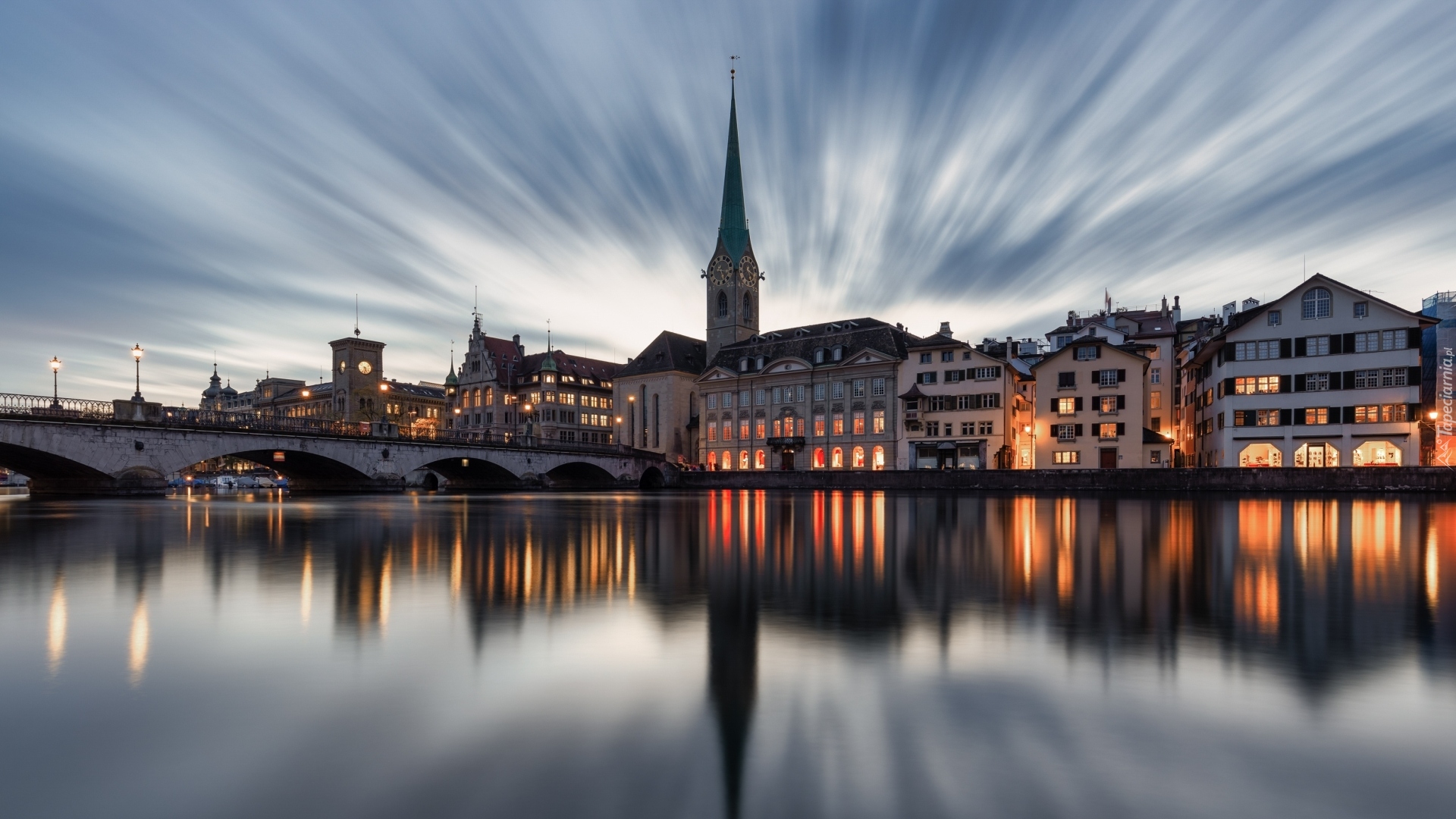 Szwajcaria, Zurych, Rzeka, Limmat, Most Munsterbrucke, Kościół Fraumunster, Domy, Niebo, Chmury, Wieczór, Światła