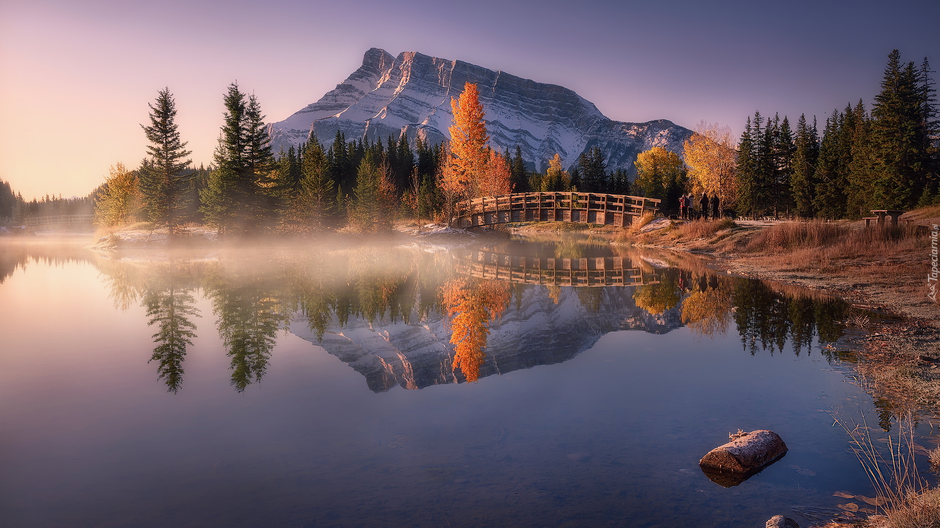 Park Narodowy Banff, Góra Mount Rundle, Jezioro, Two Jack Lake, Mostek, Odbicie, Drzewa, Las, Mgła, Alberta, Kanada