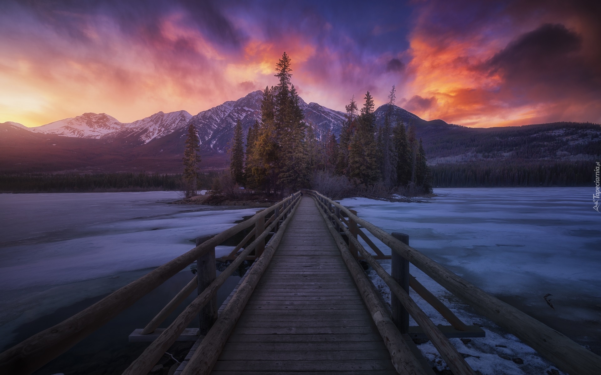 Kanada, Park Narodowy Jasper, Góry, Jezioro Pyramid Lake, Zachód słońca, Chmury, Most, Drzewa, Zima