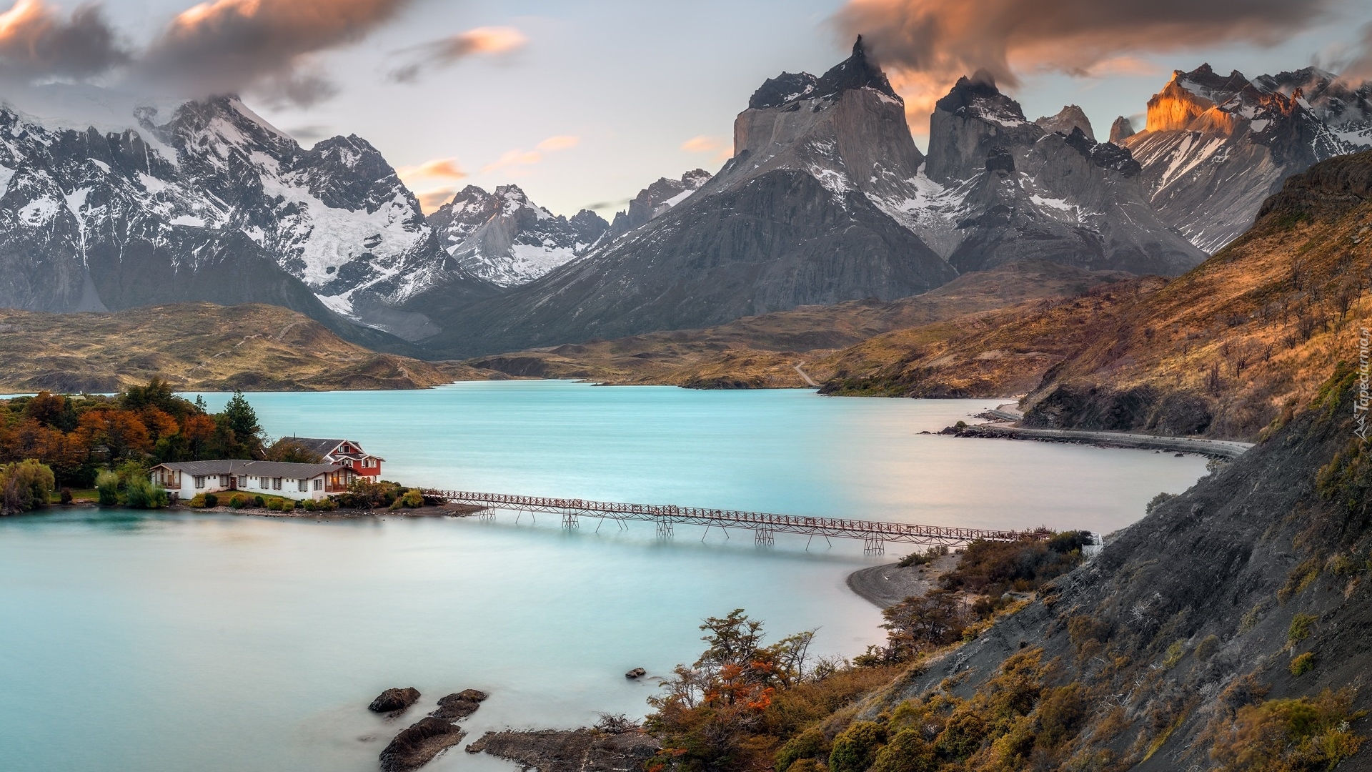 Góry, Jezioro, Lago Pehoe, Stalowy, Most, Dom, Rośliny, Park Narodowy Torres del Paine, Chile