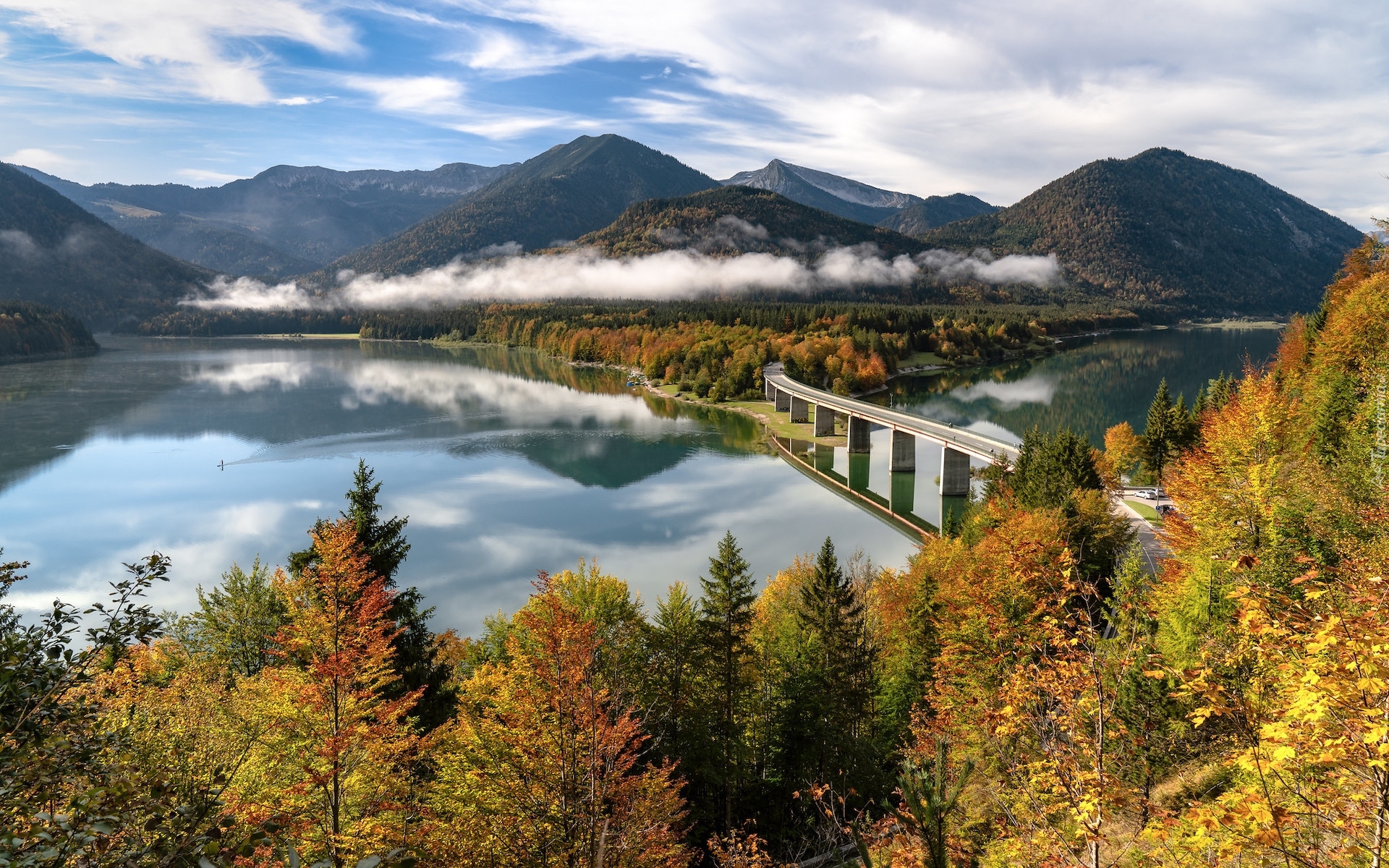 Niemcy, Bawaria, Góry, Jezioro Sylvensteinsee, Most, Drzewa, Jesień, Mgła