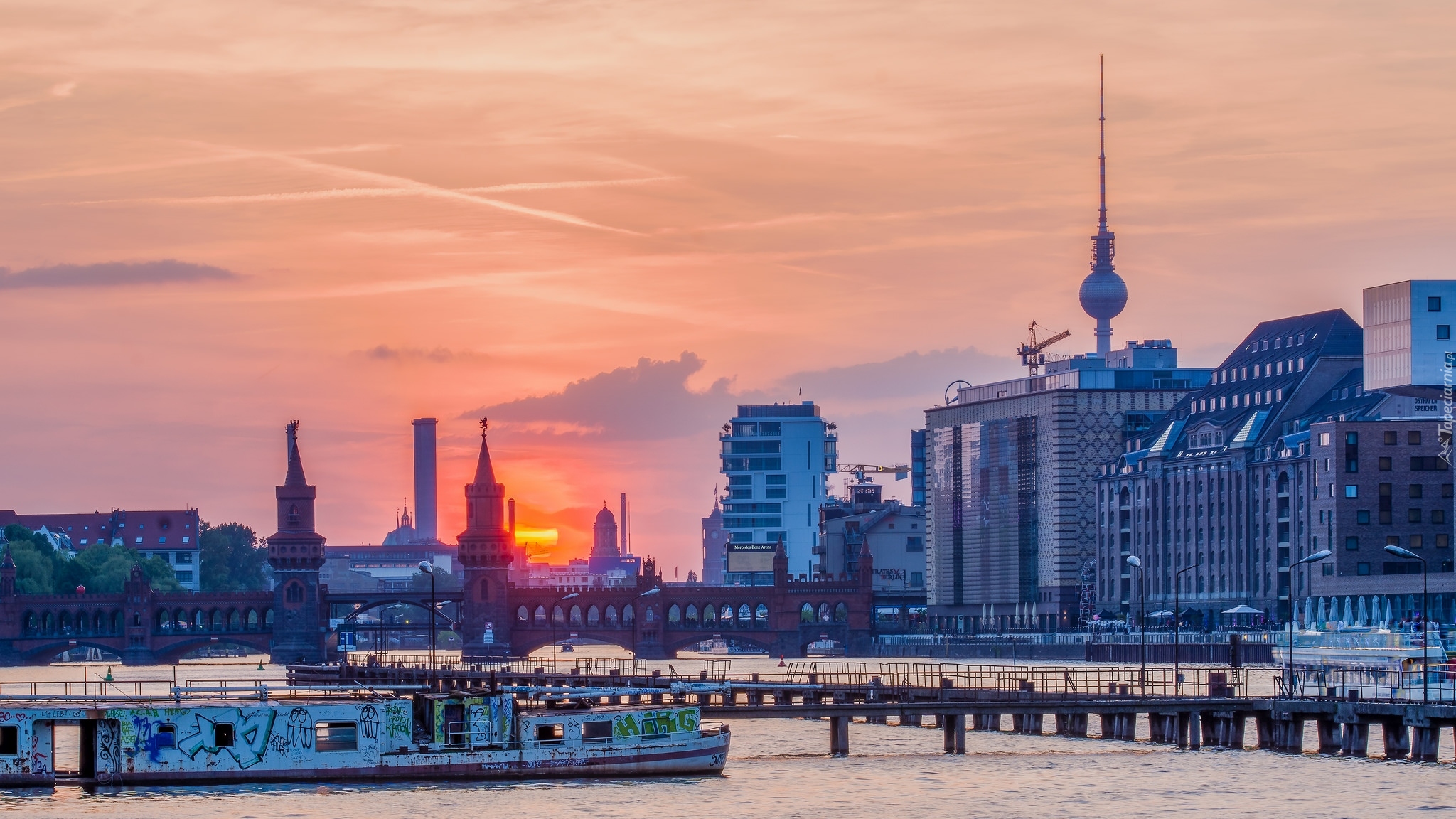 Rzeka Szprewa, Most Oberbaumbrucke, Domy, Wieża telewizyjna, Berlin