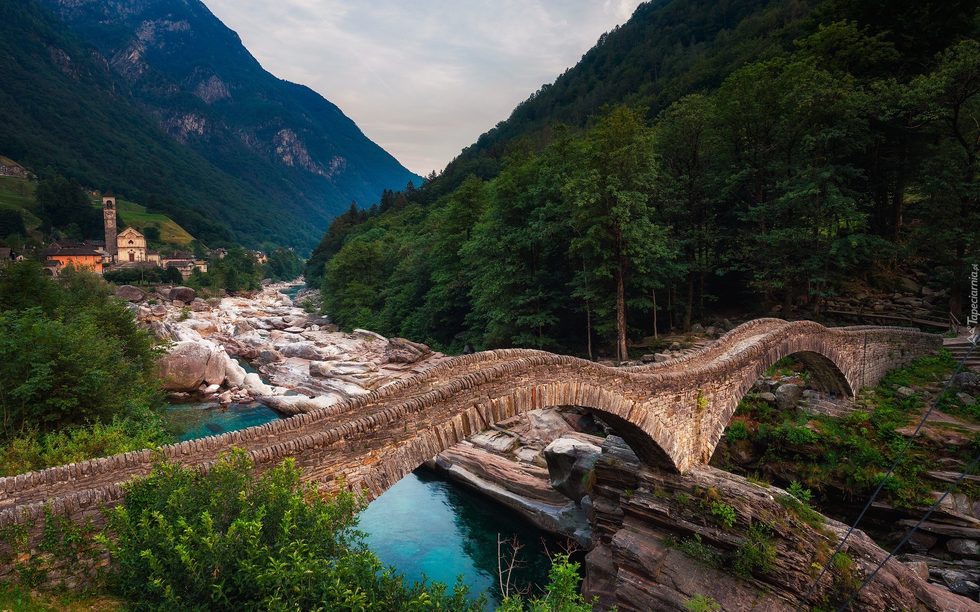 Szwajcaria, Dolina Verzaska, Lavertezzo, Rzeka Verzaska, Most, Ponte dei Salti, Las, Drzewa, Domy, Góry