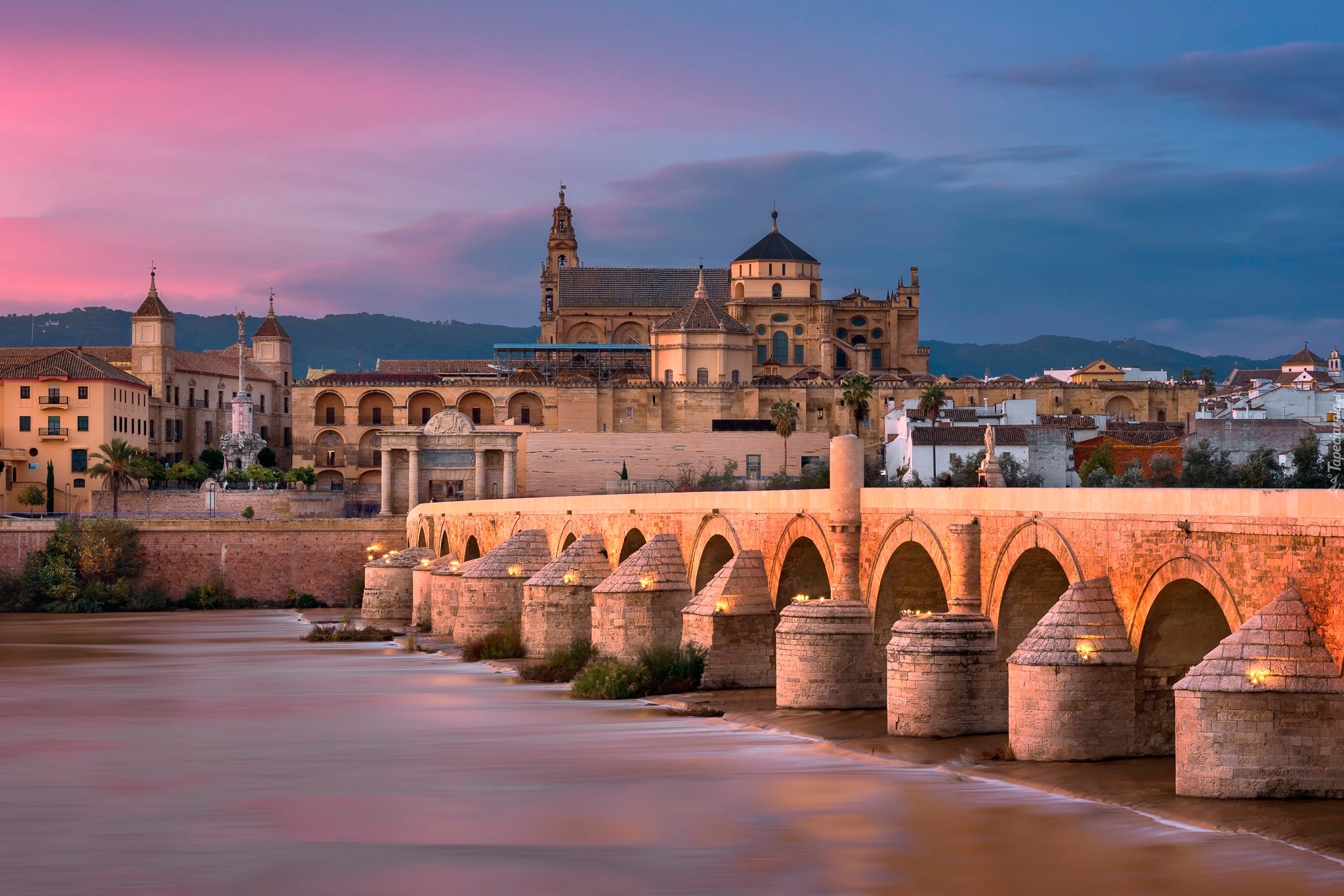 Hiszpania, Andaluzja, Kordoba, Rzeka Gwadalkiwir, Most Puente Romano, Most Rzymski, Meczet Mezquita, Mezquita-Catedral, Katedra