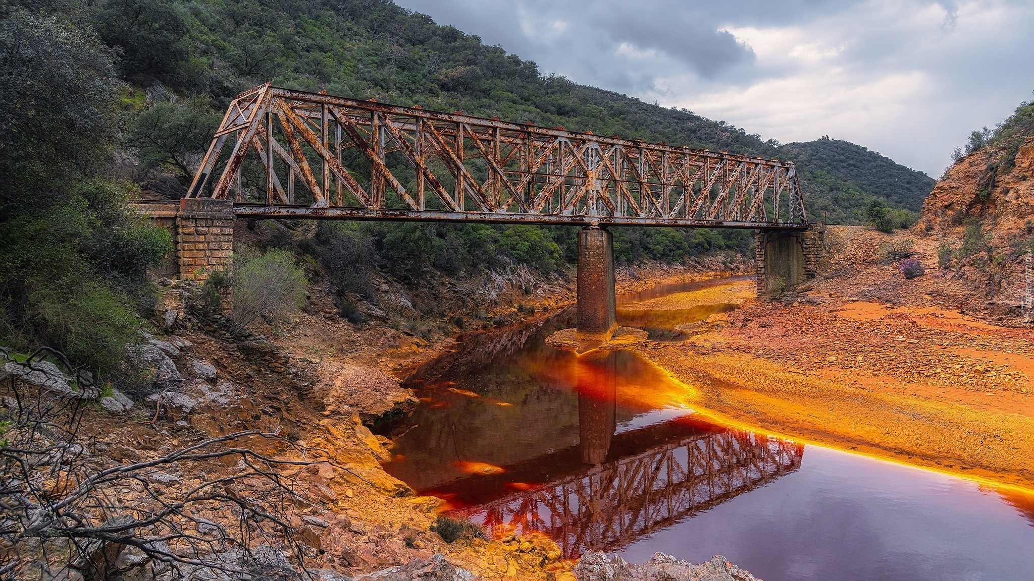 Most, Puente Salomon, Rzeka, Rio Tinto, Skały, Drzewa, Las, Hiszpania