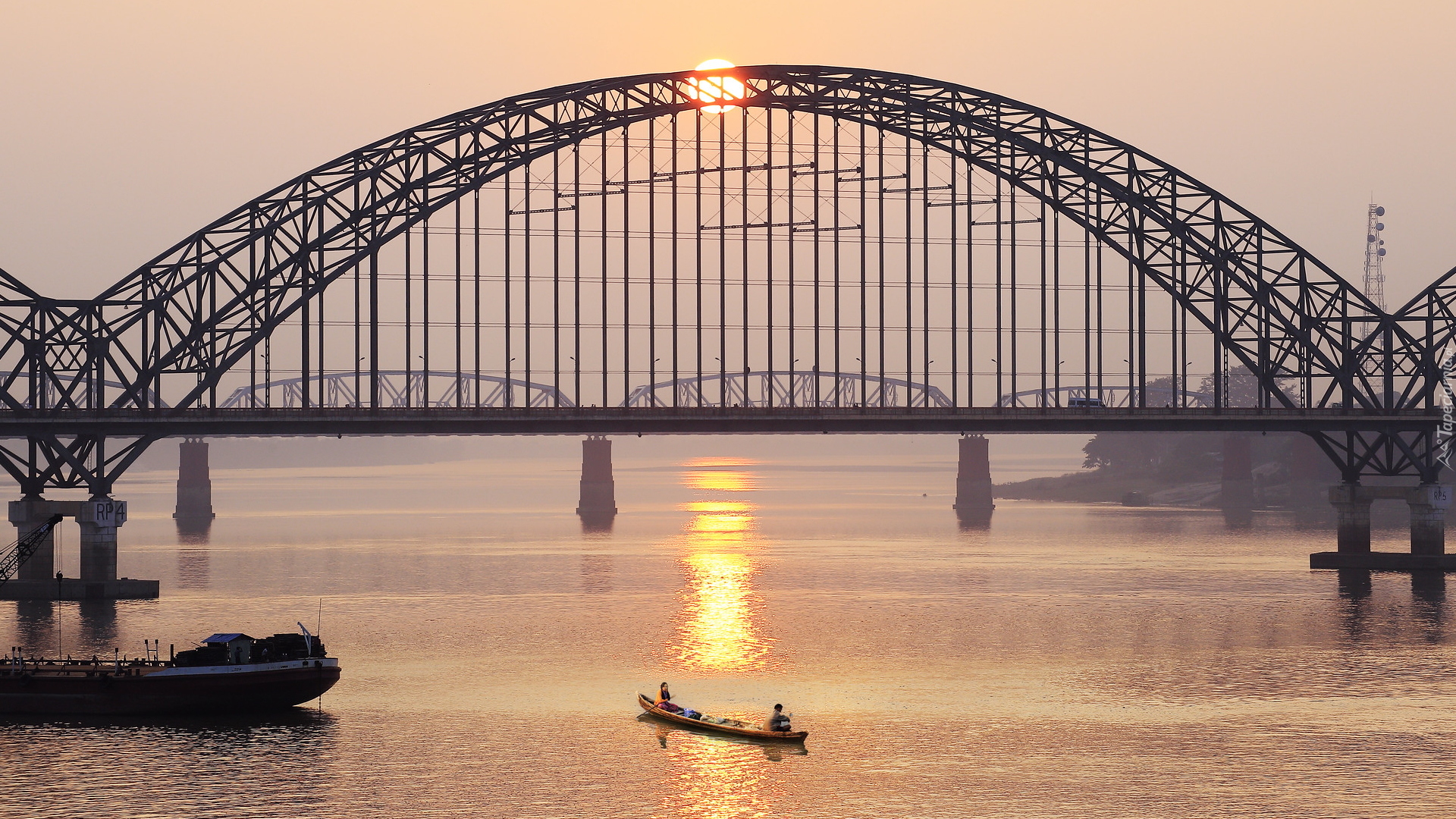 Most, Sagaing Bridge, Rzeka Irawadi, Łódka, Zachód słońca, Birma, Republika Związku Mjanmy