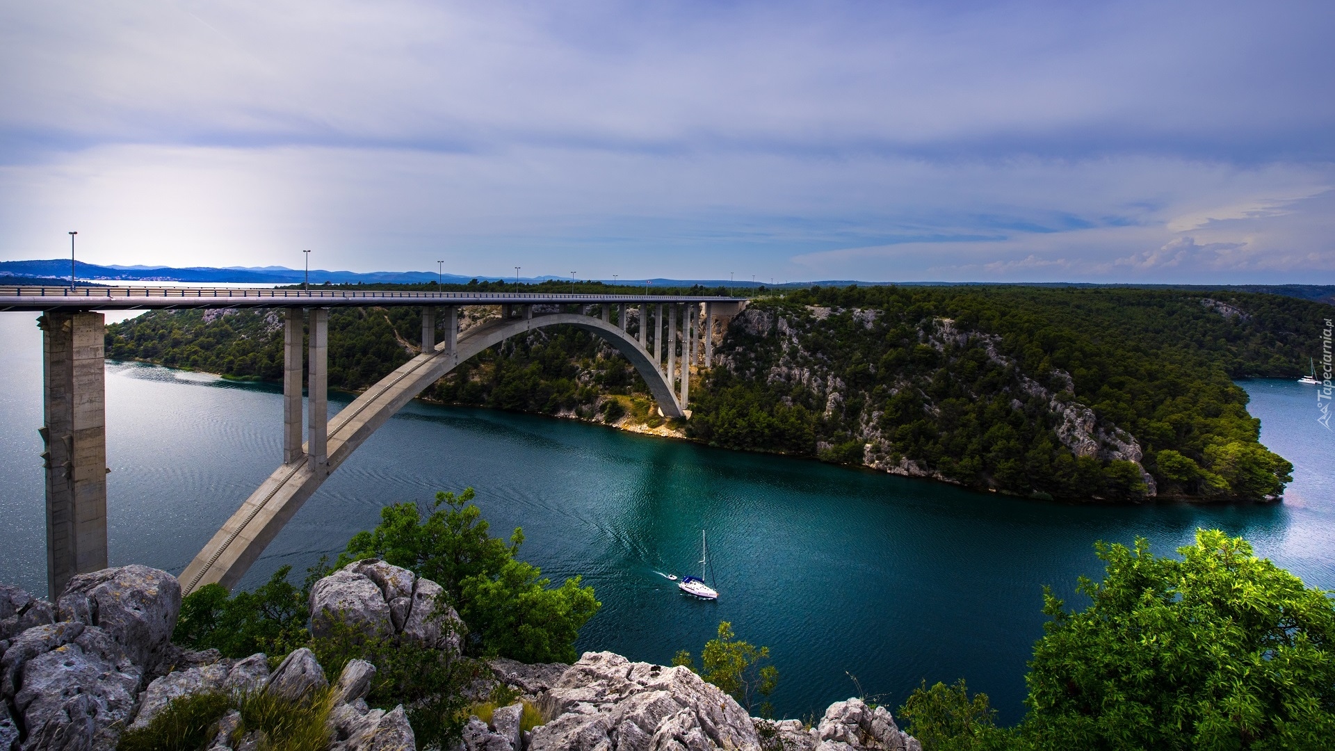 Zatoka Sibenik, Most Sibenik, Jacht, Skały, Drzewa, Szybenik, Chorwacja