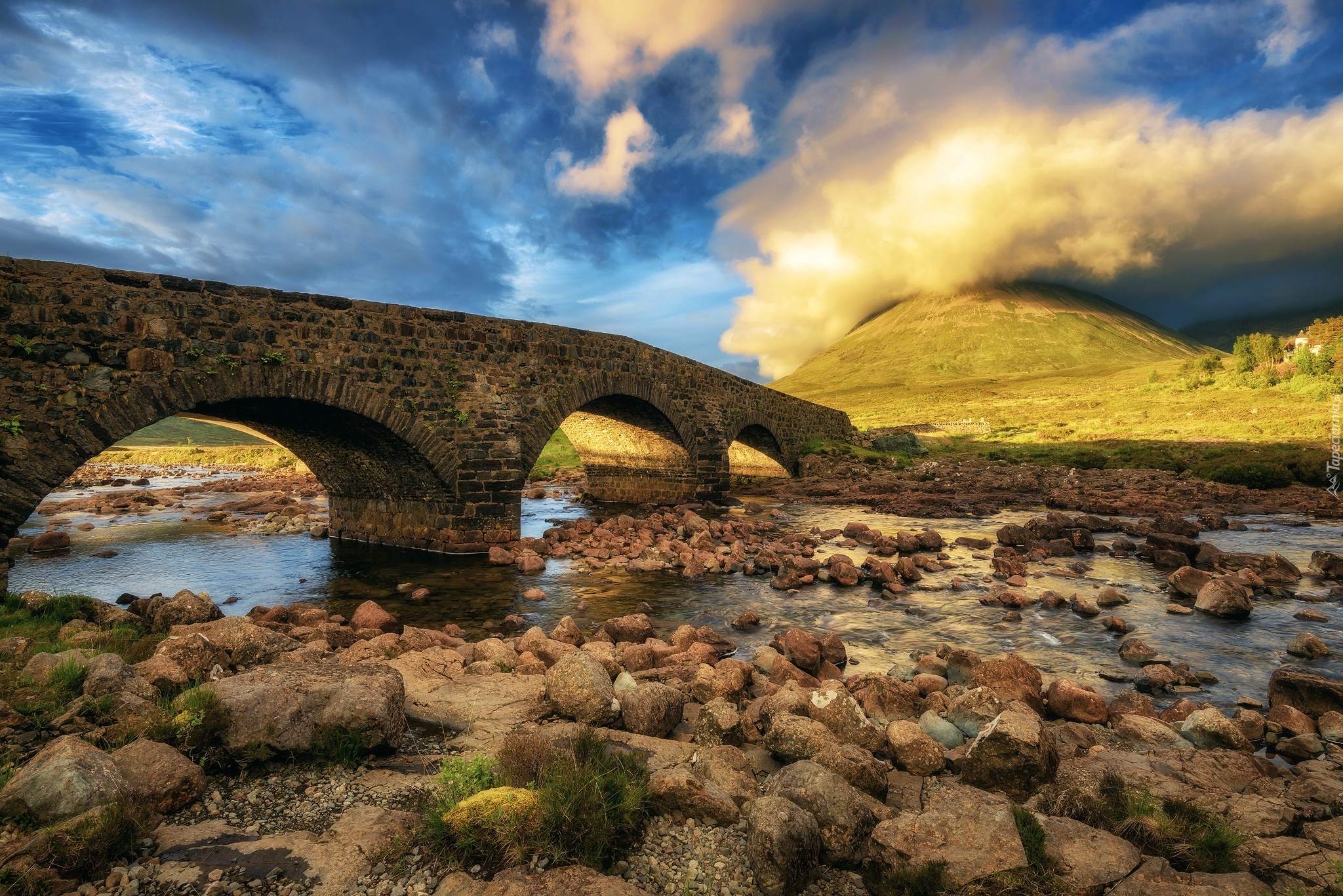 Szkocja, Wyspa Skye, Kamienny, Most Sligachan Old Bridge, Rzeka Sligachan, Kamienie, Niebo, Góra, Chmury, Roślinność