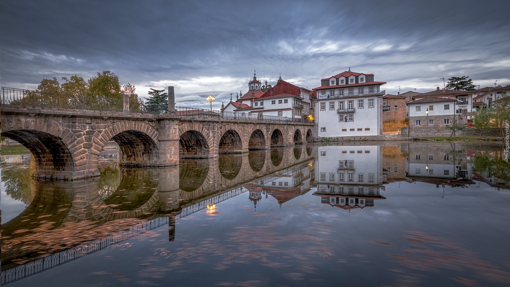 Rzeka Tamega, Most, Trajano Bridge, Domy, Chaves, Portugalia