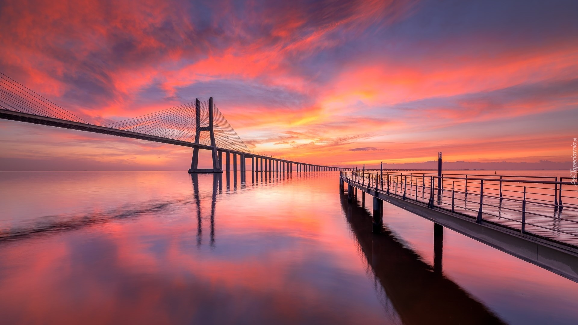 Rzeka Tag, Zachód słońca, Most Vasco da Gama, Lizbona, Portugalia