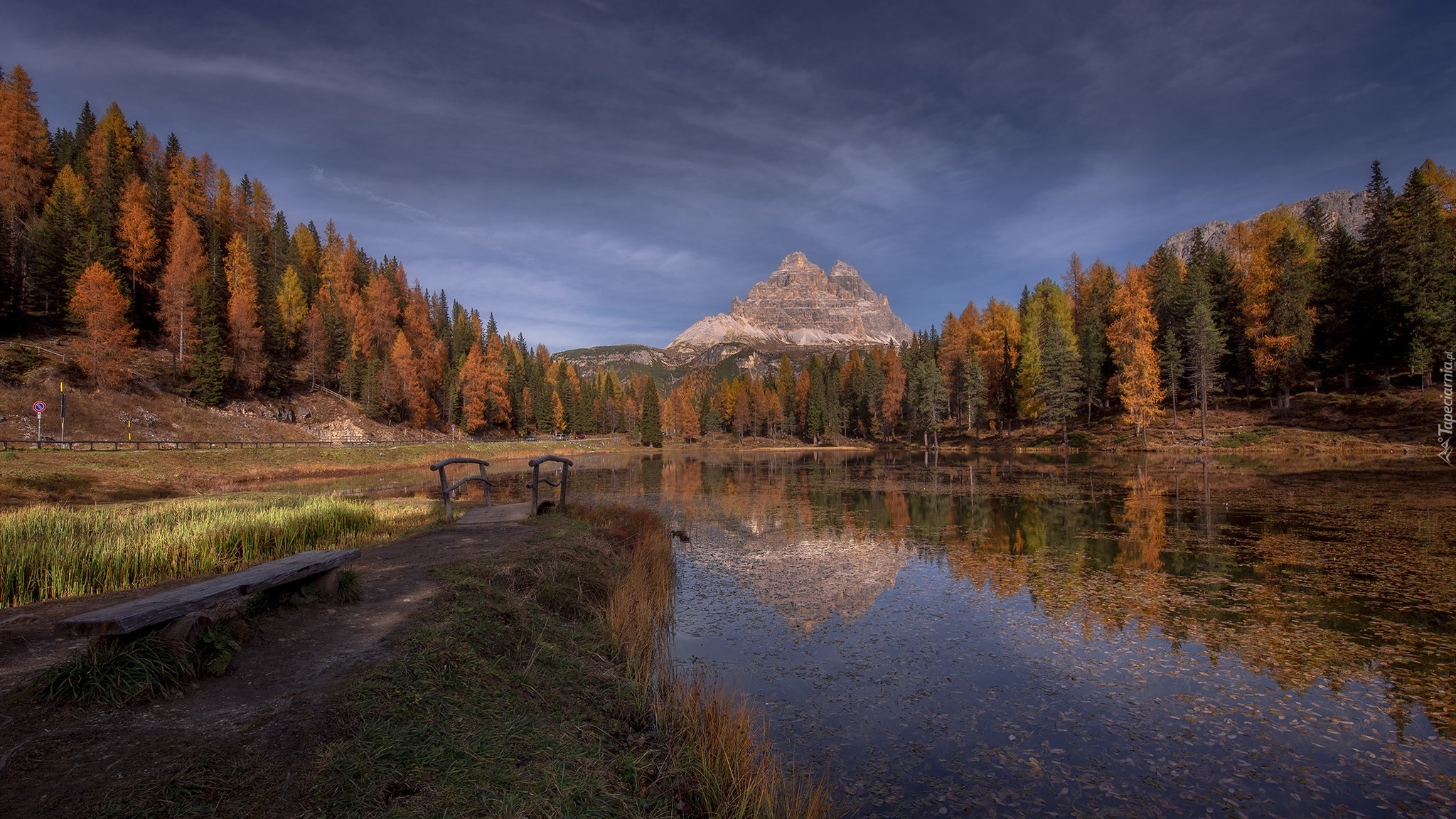 Jezioro, Antorno Lake, Góry Dolomity, Masyw Tre Cime di Lavaredo, Las, Drzewa, Mostek, Jesień, Prowincja Belluno, Włochy