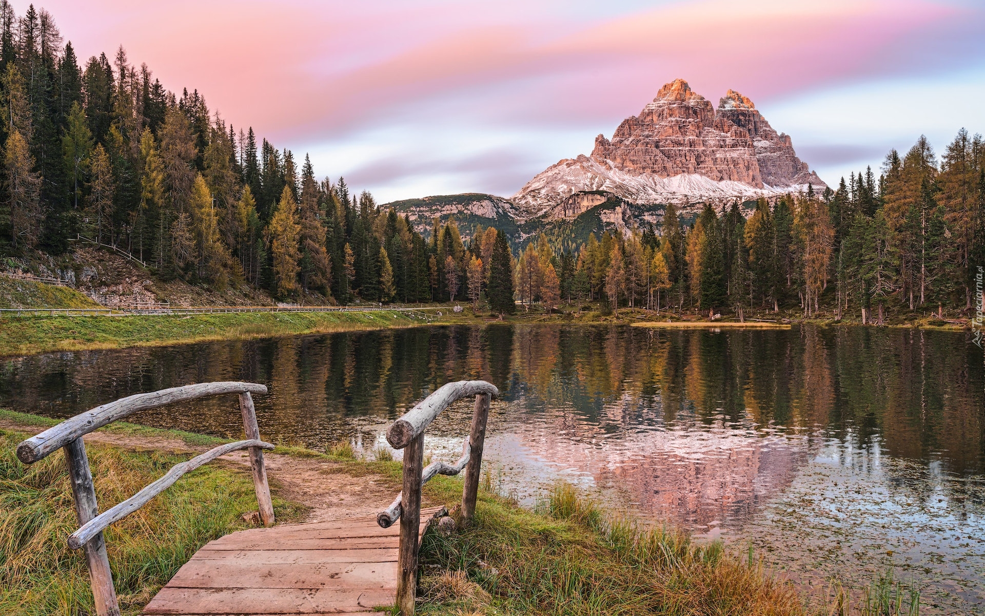 Jezioro, Antorno Lake, Mostek, Góry, Dolomity, Masyw Tre Cime di Lavaredo, Drzewa, Prowincja Belluno, Włochy