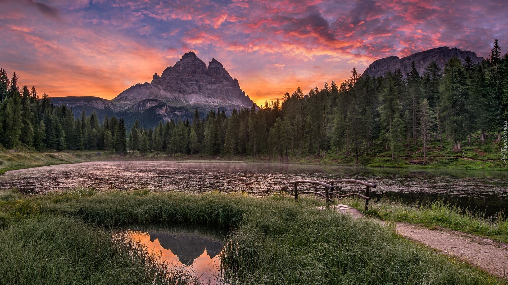 Jezioro, Antorno Lake, Mostek, Góry, Dolomity, Masyw, Tre Cime di Lavaredo, Drzewa, Las, Zachód słońca, Mgła, Chmury, Prowincja Belluno, Włochy