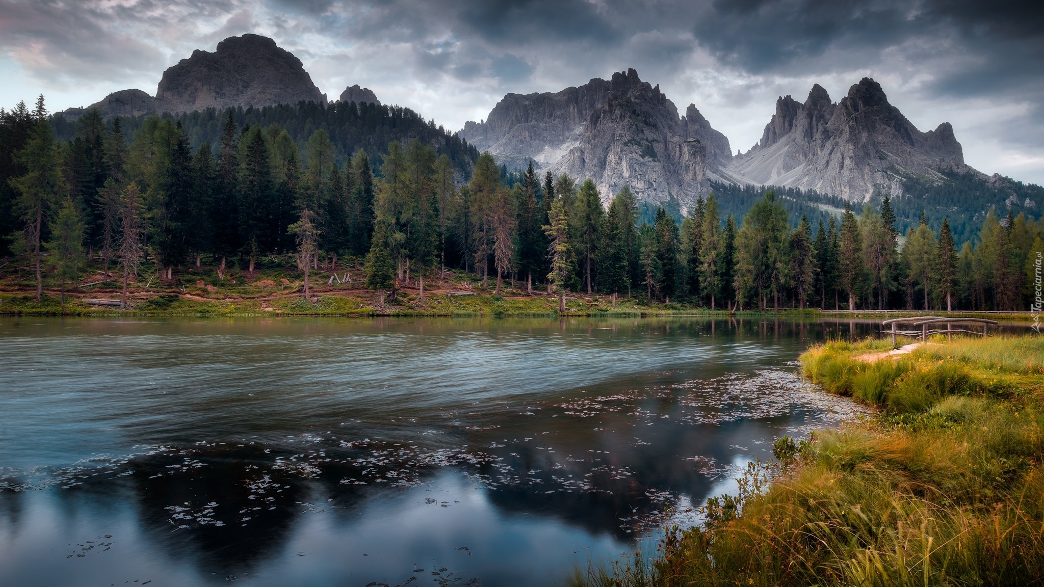 Jezioro, Antorno Lake, Mostek, Góry, Dolomity, Masyw Tre Cime di Lavaredo, Drzewa, Chmury, Prowincja Belluno, Włochy