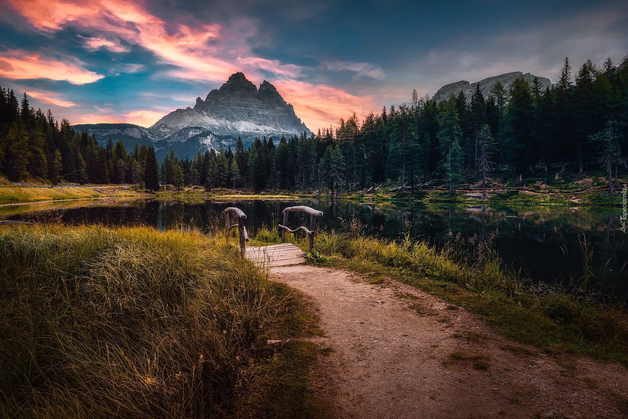 Góry, Dolomity, Jezioro, Antorno Lake, Masyw, Tre Cime di Lavaredo, Mostek, Trawa, Lasy, Drzewa, Chmury, Prowincja Belluno, Włochy