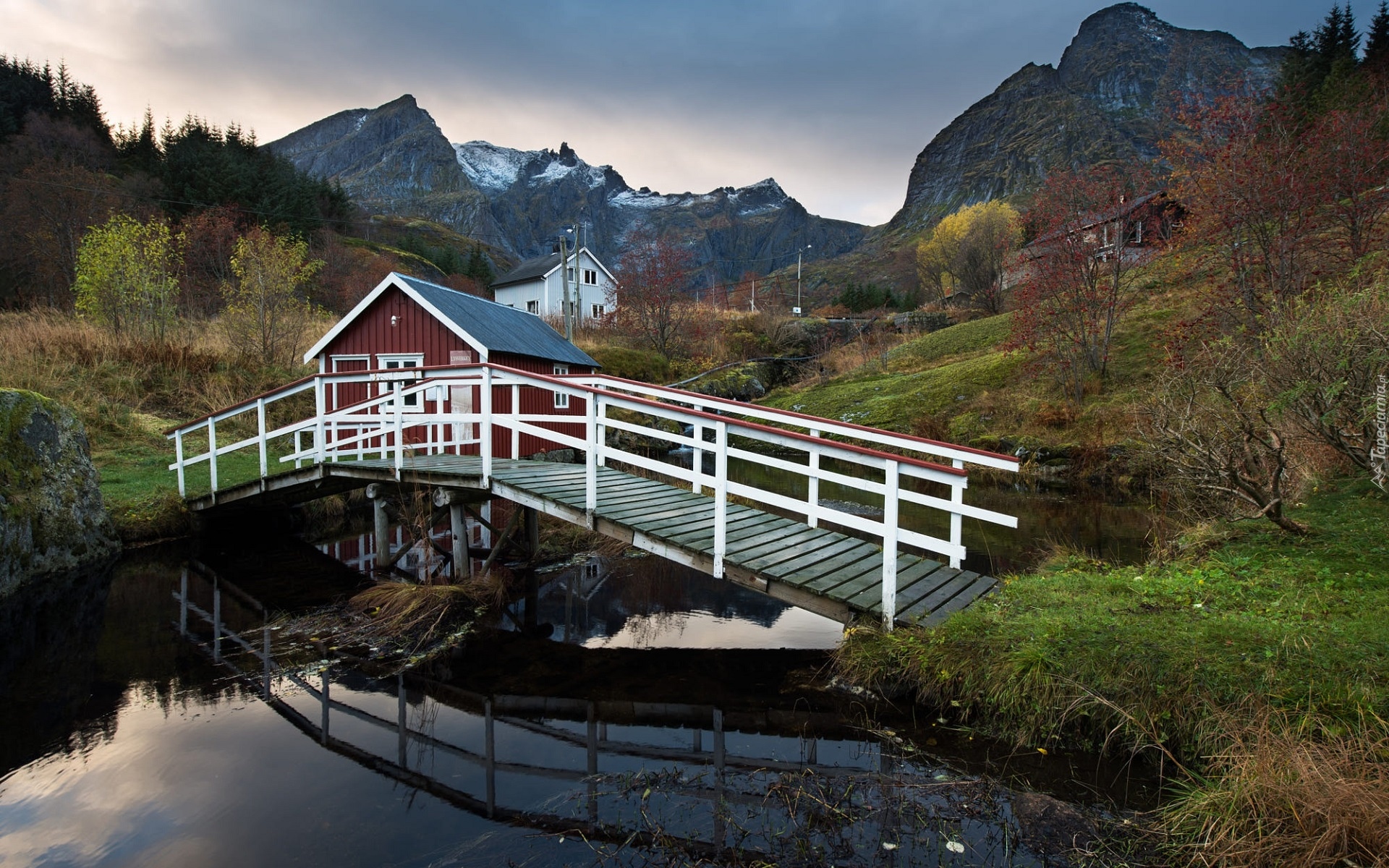Góry, Rzeka, Most, Domy, Drzewa, Skansen, Wioska Nusfjord, Gmina Flakstad, Wyspa Flakstadoya, Lofoty, Norwegia