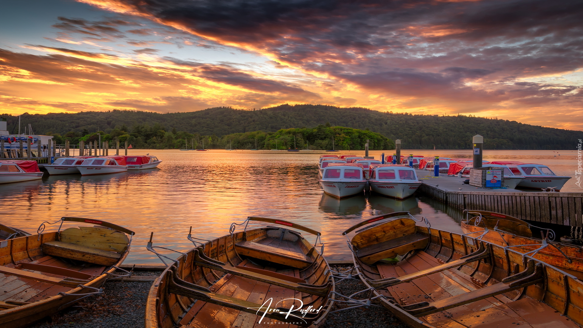 Jezioro Windermere, Motorówki, Łódki, Przystań, Zachód słońca, Kumbria, Anglia