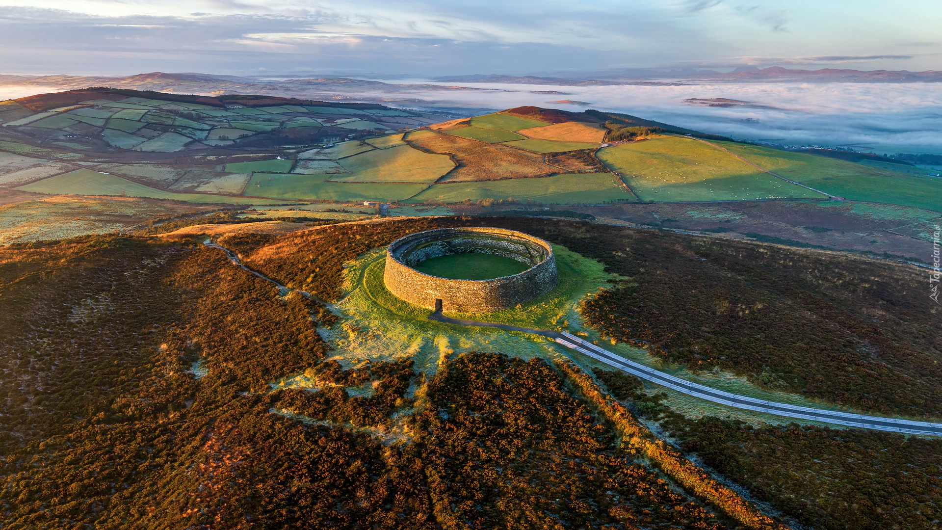 Ruiny, Kamienny, Fort, Grianan of Aileach, Mury obronne, Wzgórza, Pola, Lasy, Miejscowość Burt, Donegal, Irlandia