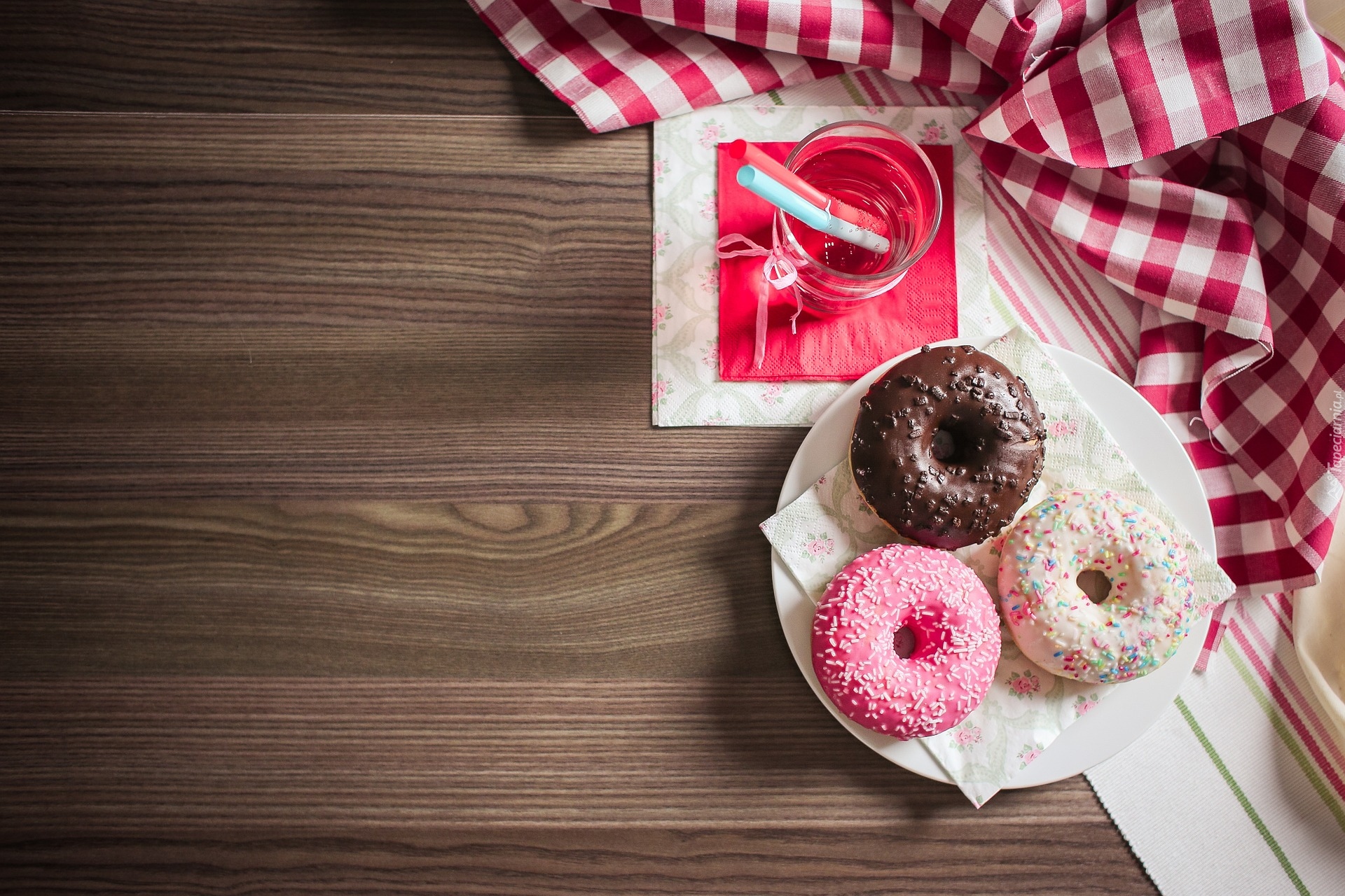 Trzy, Pączki, Donuty, Napój, Słomki, Serwetki, Deski