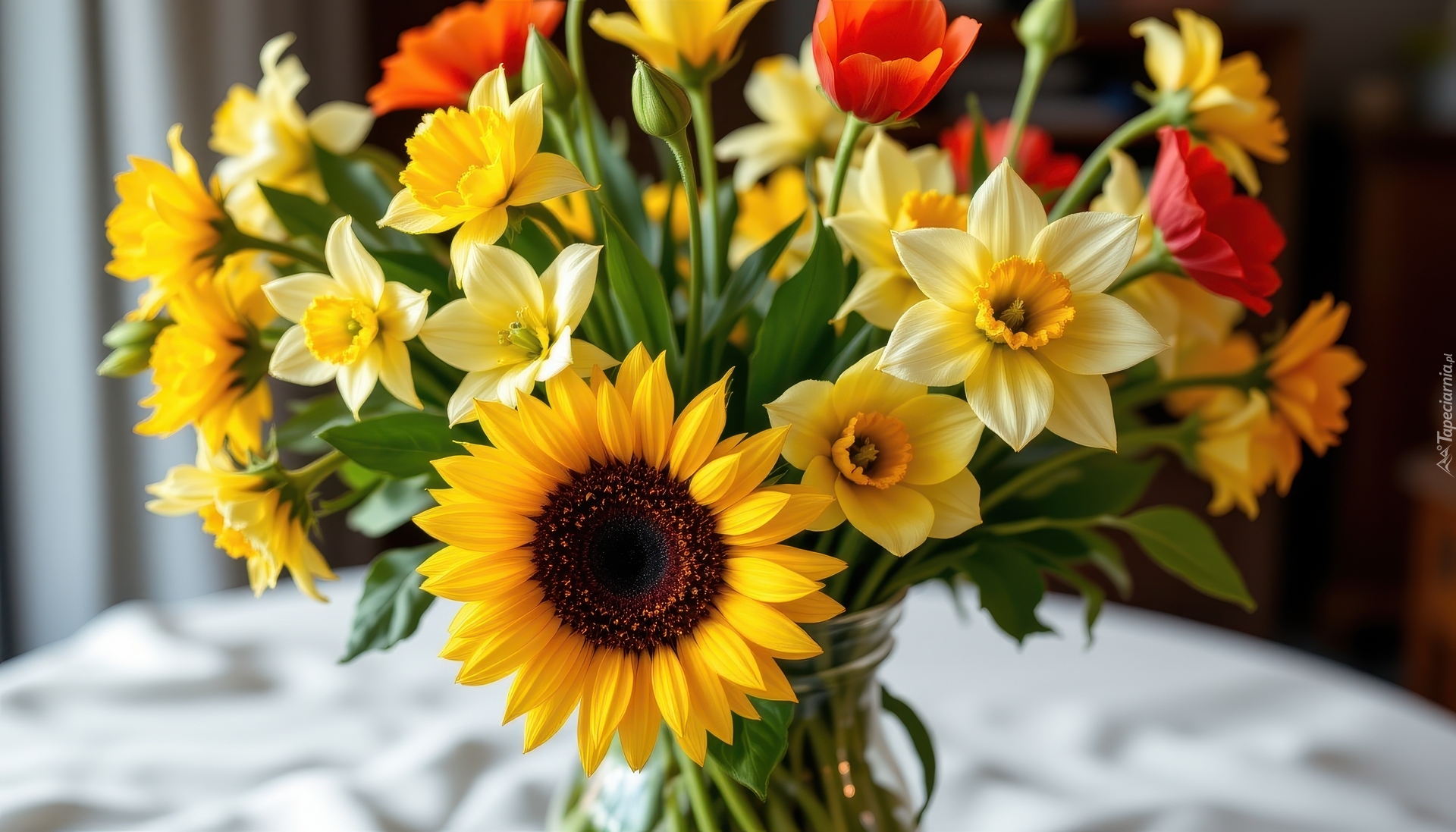 Kwiaty, Słonecznik ozdobny, Narcyzy żonkile, Maki, Bukiet, Wazon, Stół