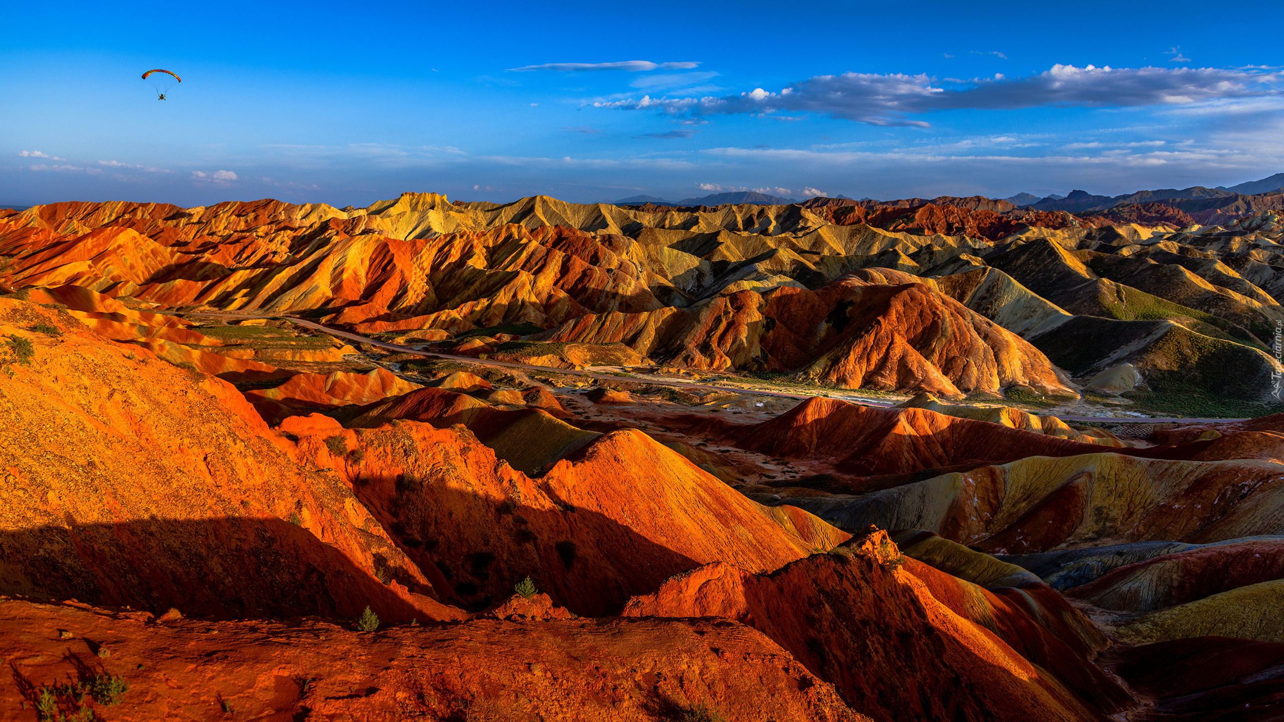 Chiny, Narodowy Park Geologiczny Zhangye Danxia, Skały, Piaskowce, Droga, Niebo, Motolotnia