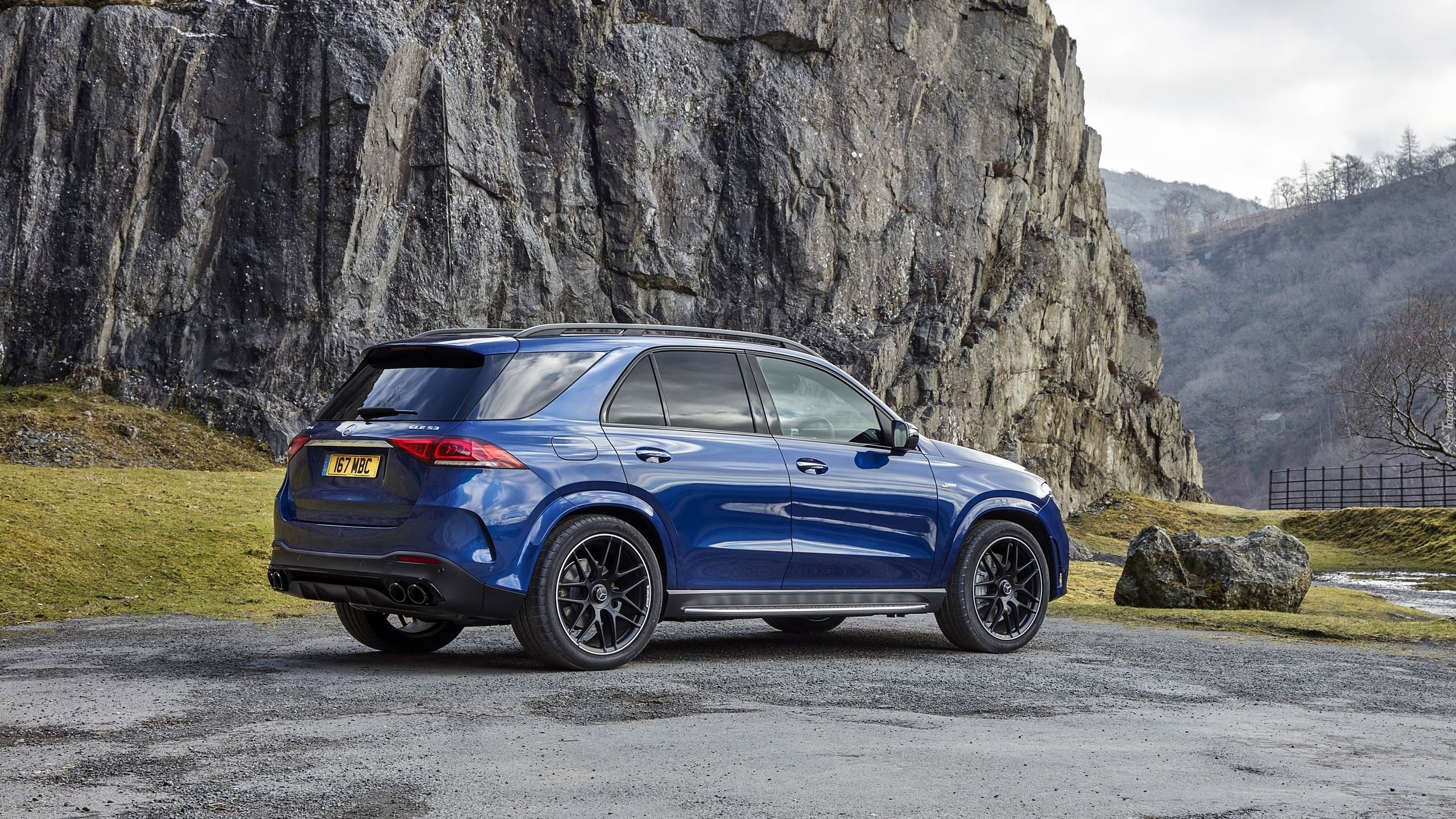 Niebieski, Mercedes-AMG GLE 53, Skały