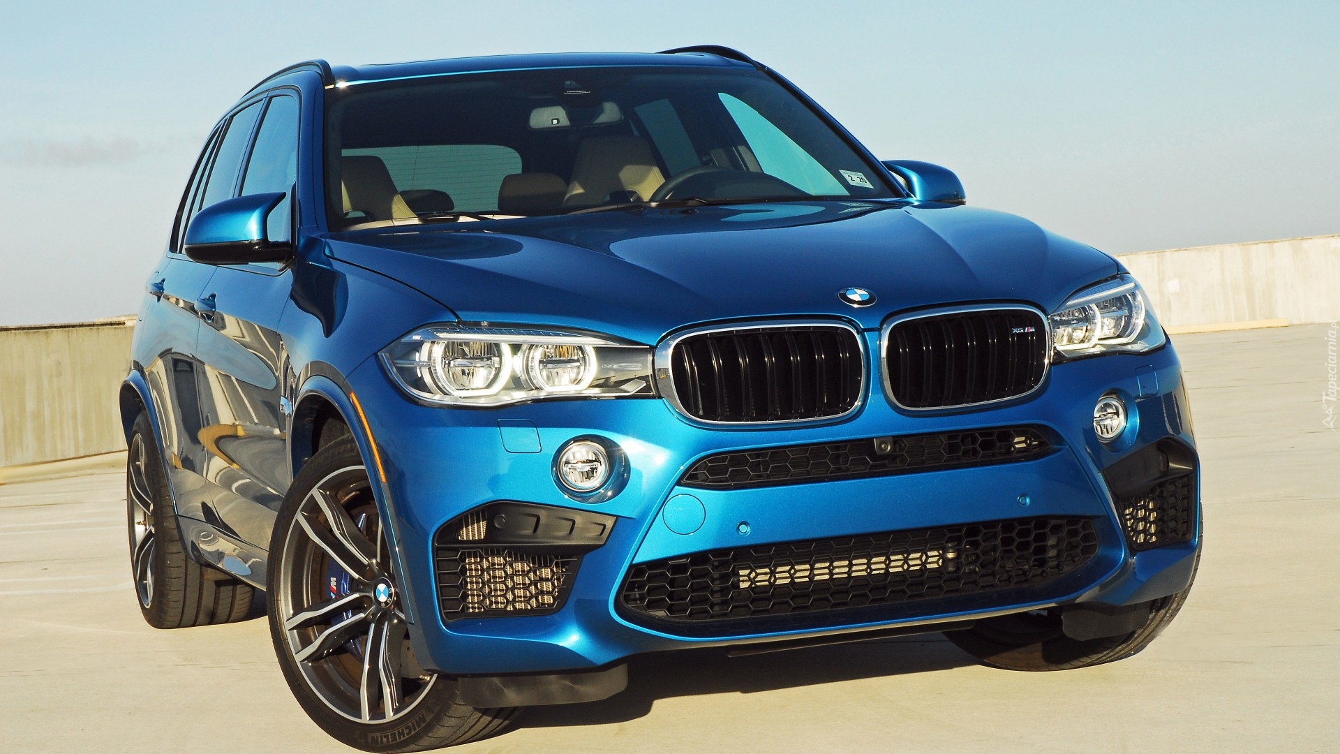 Niebieski samochód BMW X5 M rocznik 2015