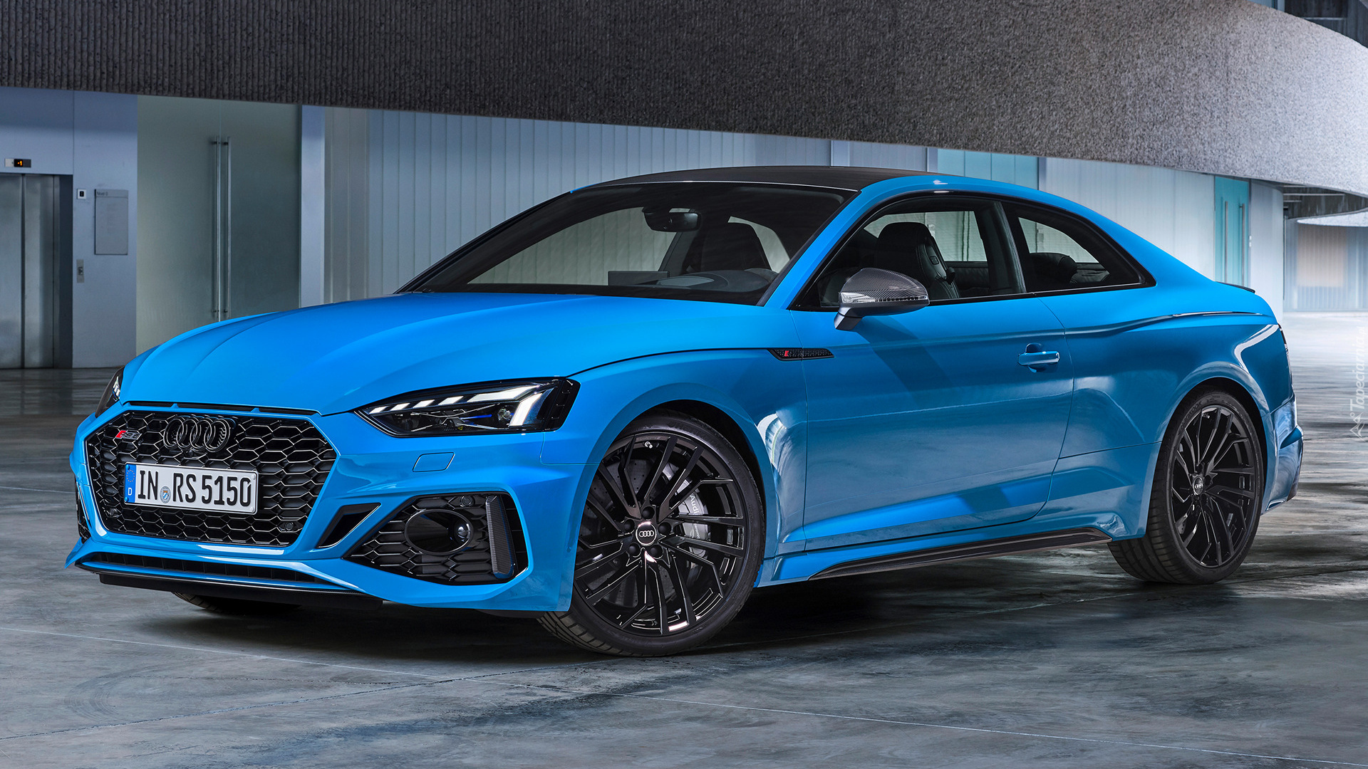 Niebieskie Audi RS 5 Coupe