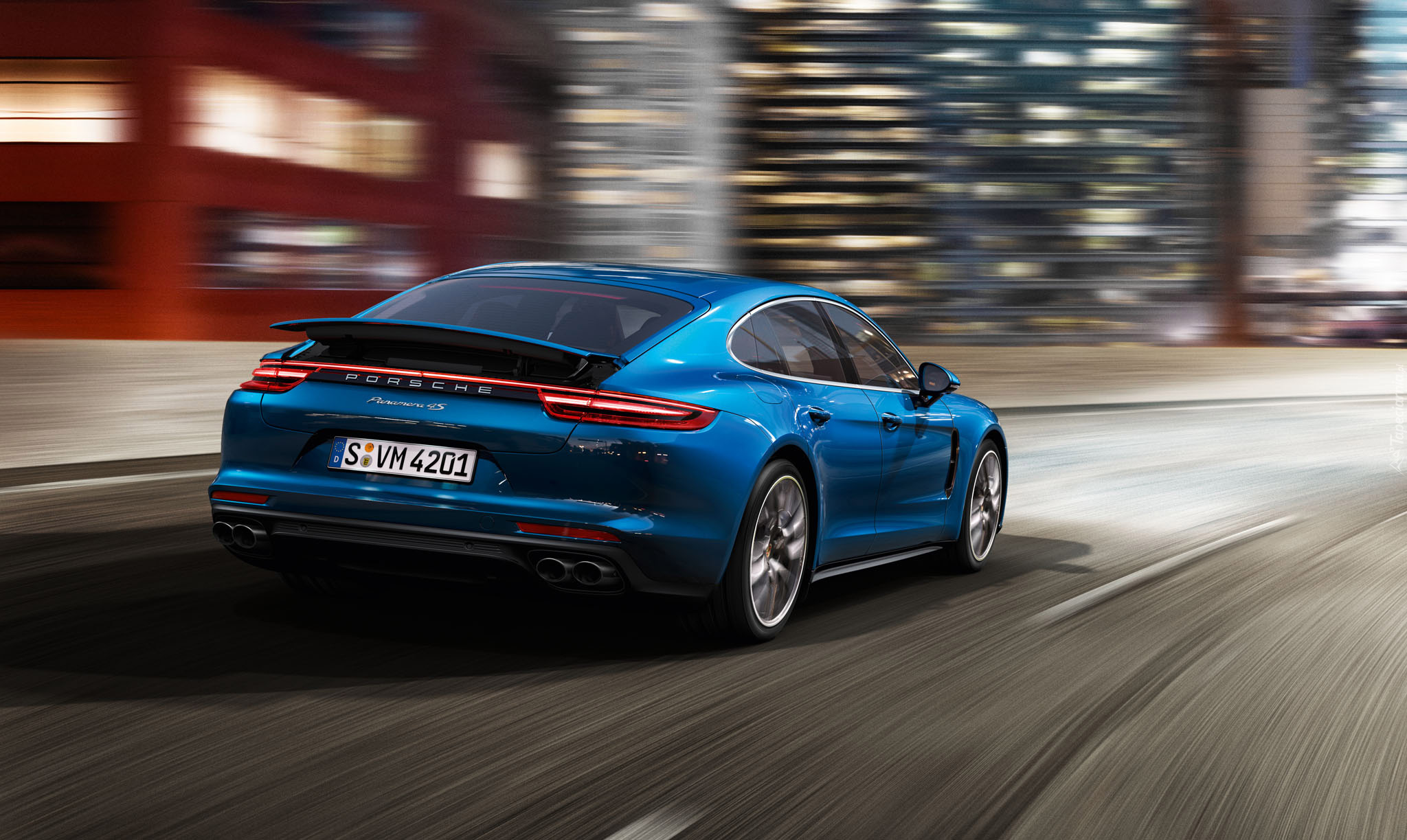 Niebieskie Porsche Panamera 4S Niebieskie Porsche Panamera 4S
