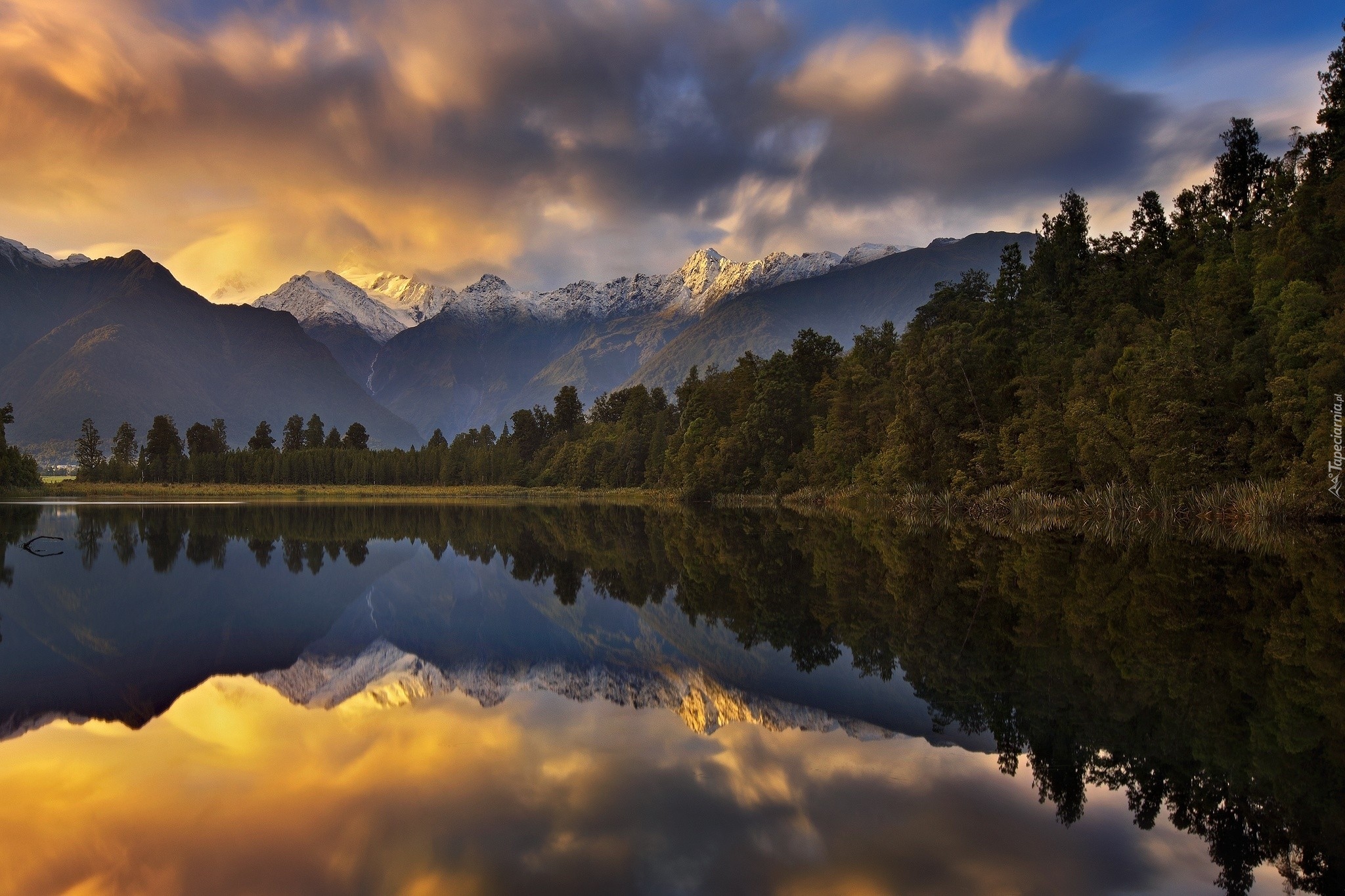 Nowa Zelandia, Góry Alpy Południowe, Ośnieżone szczyty, Jezioro Mapourika, Chmury, Las, Odbicie
