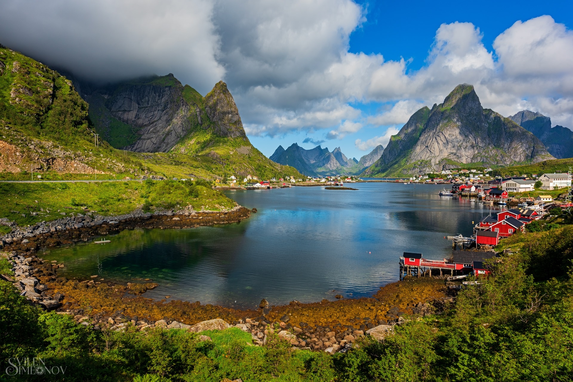 Norwegia, Lofoty, Wyspa Moskenesoya, Wioska Reine, Morze Norweskie Skały, Domy, Góry, Chmury