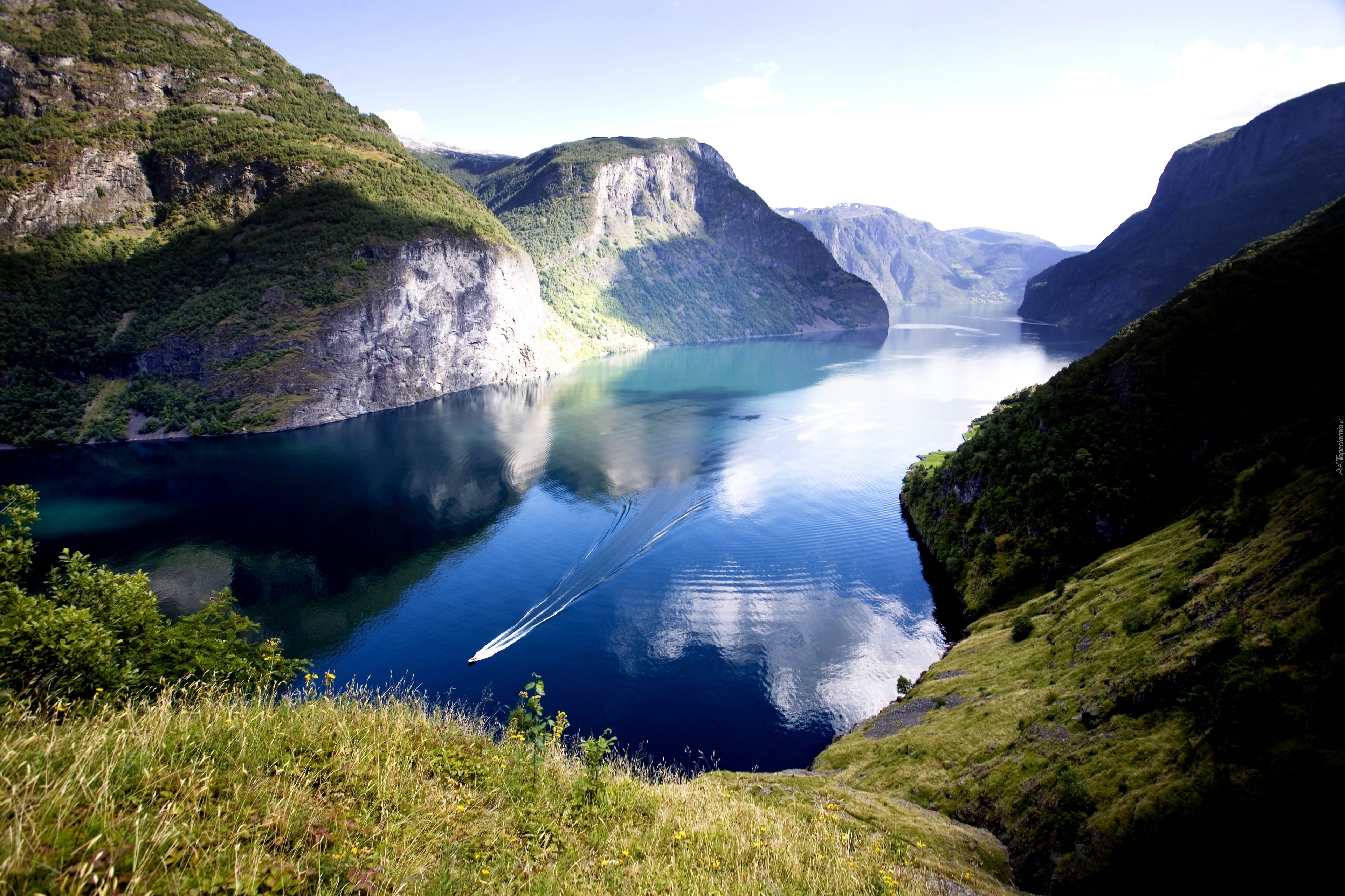 Norwegia, Fiord Naeroyfjord, Góry, Motorówka