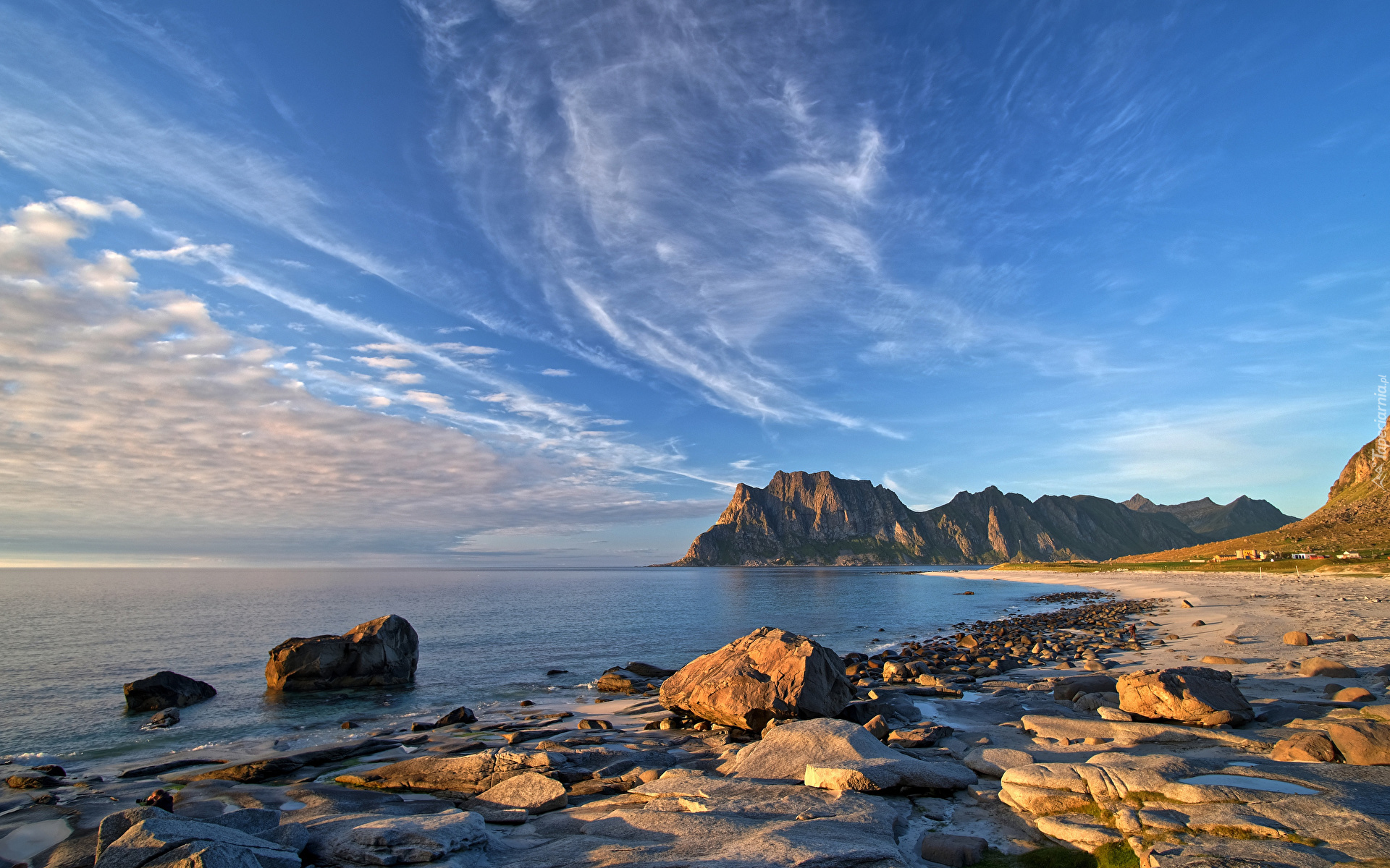 Norwegia, Wybrzeże, Lofoty, Góry, Skały, Niebo, Chmury, Plaża, Uttakleiv Beach, Morze, Kamienie