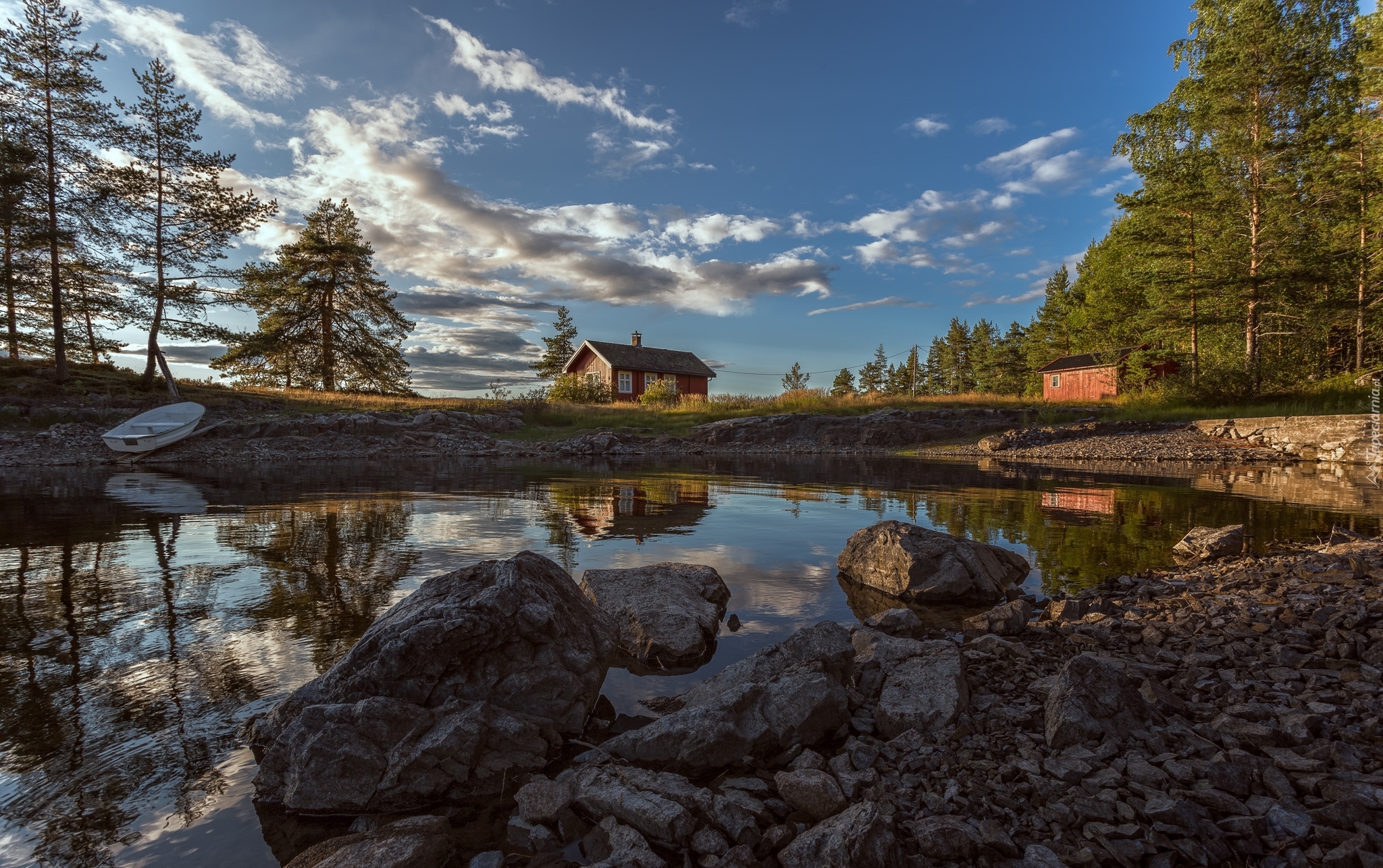 Norwegia, Ringerike, Jezioro Vaeleren, Drzewa, Dom, Łódka, Kamienie