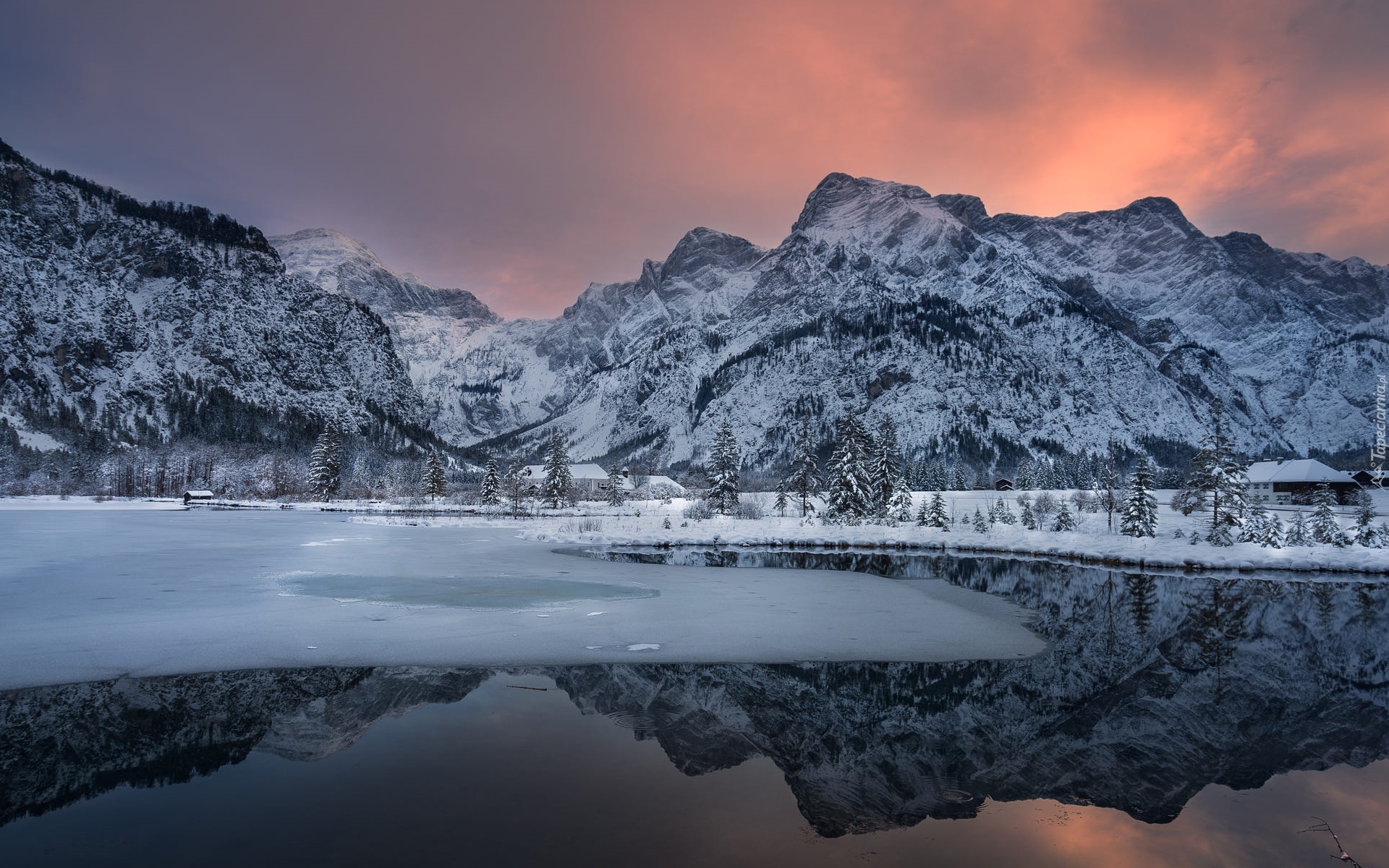 Zima, Jezioro Almsee, Góry, Drzewa, Domy, Zachód słońca, Austria