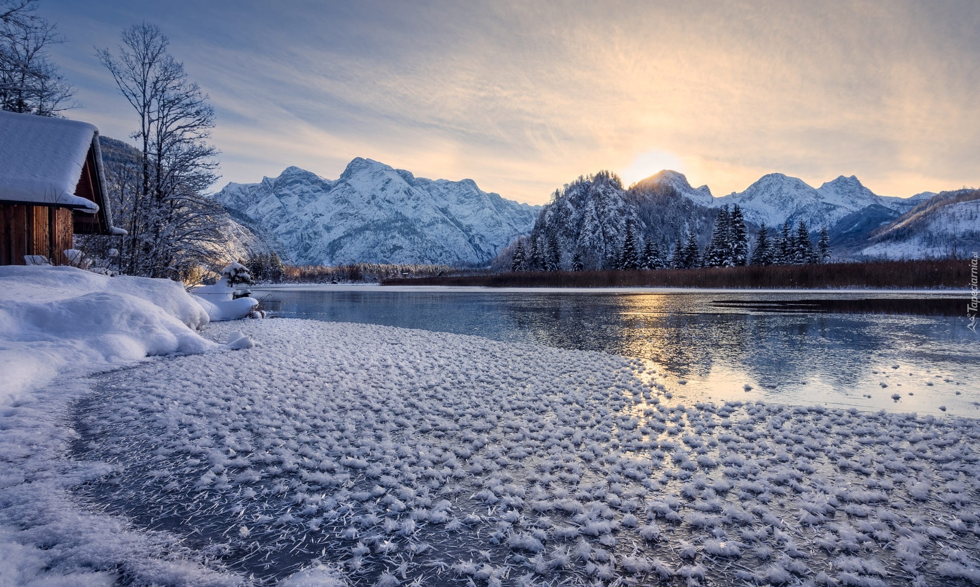 Zima, Jezioro Almsee, Góry, Drzewa, Dom, Wschód słońca, Austria