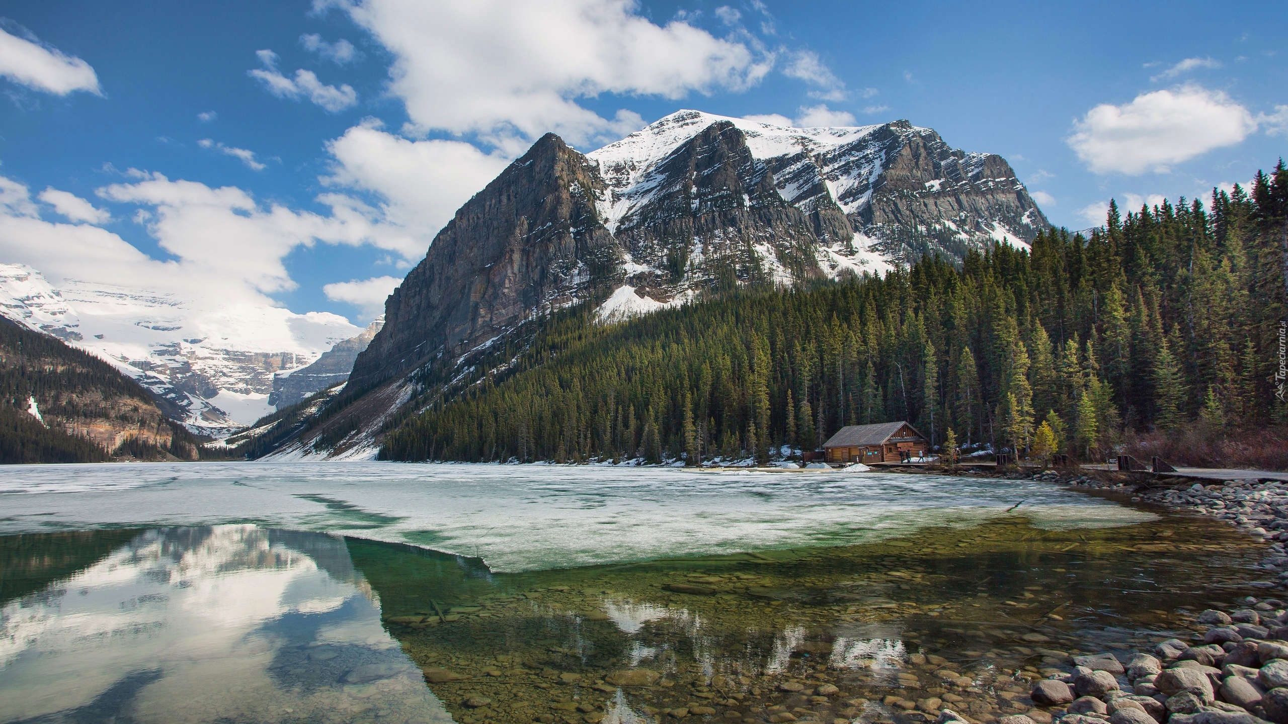 Jezioro, Lake Louise, Góry Skaliste, Śnieg, Kamienie, Dom, Drzewa, Park Narodowy Banff, Kanada