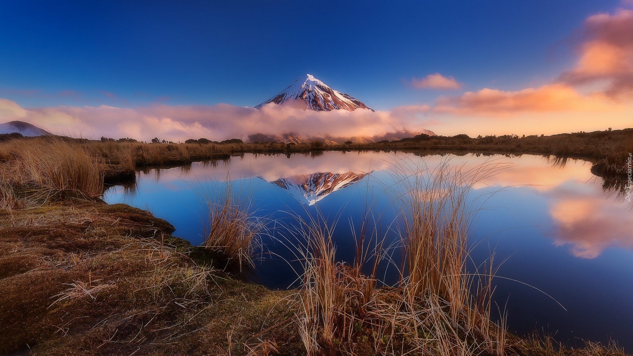 Nowa Zelandia, Taranaki, Góra, Wulkan Egmont, Oczko polodowcowe, Staw Pouakai, Trawa, Mgła, Odbicie