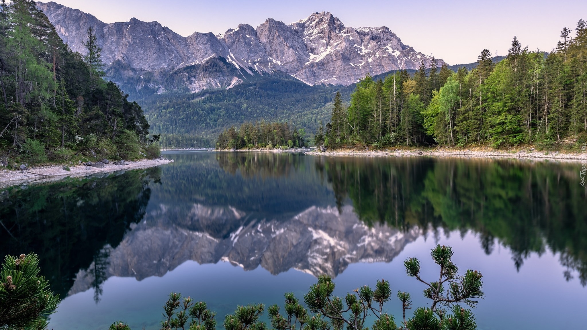 Góry, Alpy Bawarskie, Szczyt Zugspitze, Jezioro Eibsee, Drzewa, Odbicie, Bawaria, Niemcy