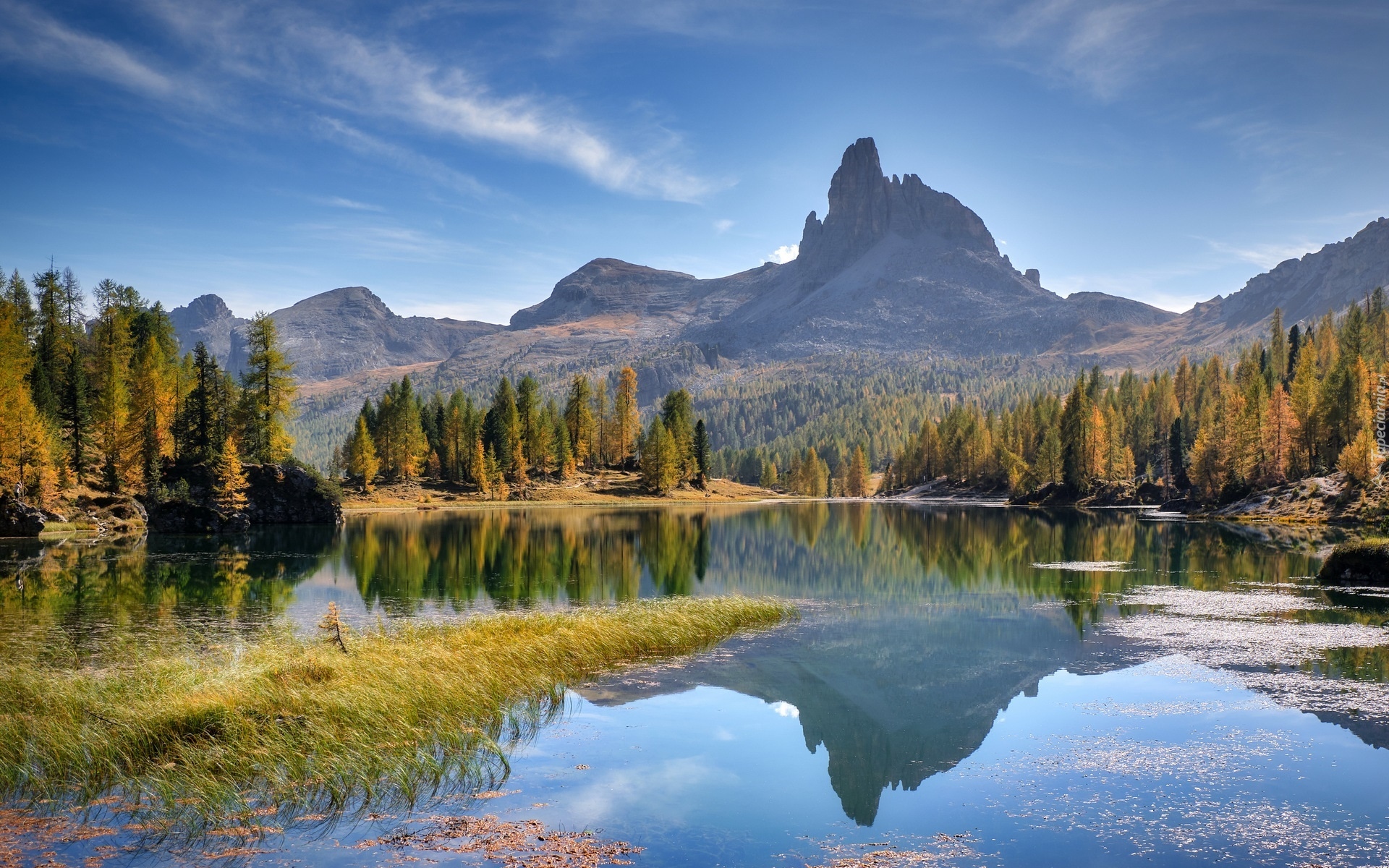 Włochy, Prowincja Belluno, Góry, Dolomity, Jezioro, Lago Federa, Drzewa, Jesień, Odbicie