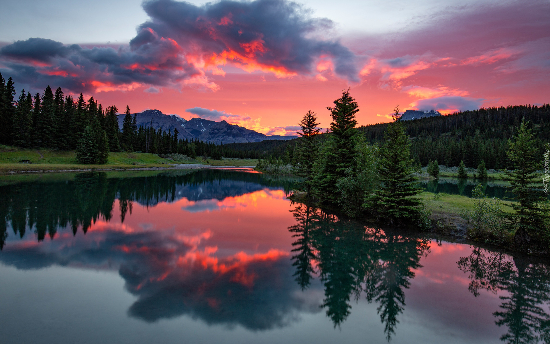 Kanada, Alberta, Park Narodowy Banff, Jezioro, Las, Drzewa, Góry, Niebo, Zachód słońca, Chmury