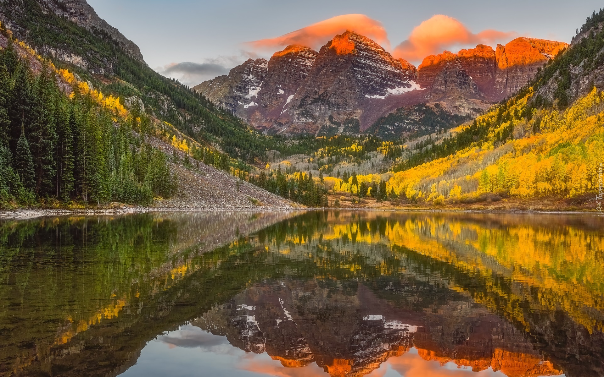 Góry Skaliste, Szczyty Maroon Bells, Jezioro Maroon Lake, Drzewa, Jesień, Odbicie, Stan Kolorado, Stany Zjednoczone