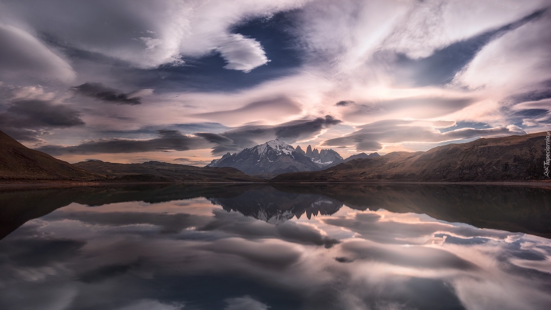 Góry, Odbicie, Chmury, Jezioro, Laguna Amarga, Park Narodowy Torres del Paine, Patagonia, Chile