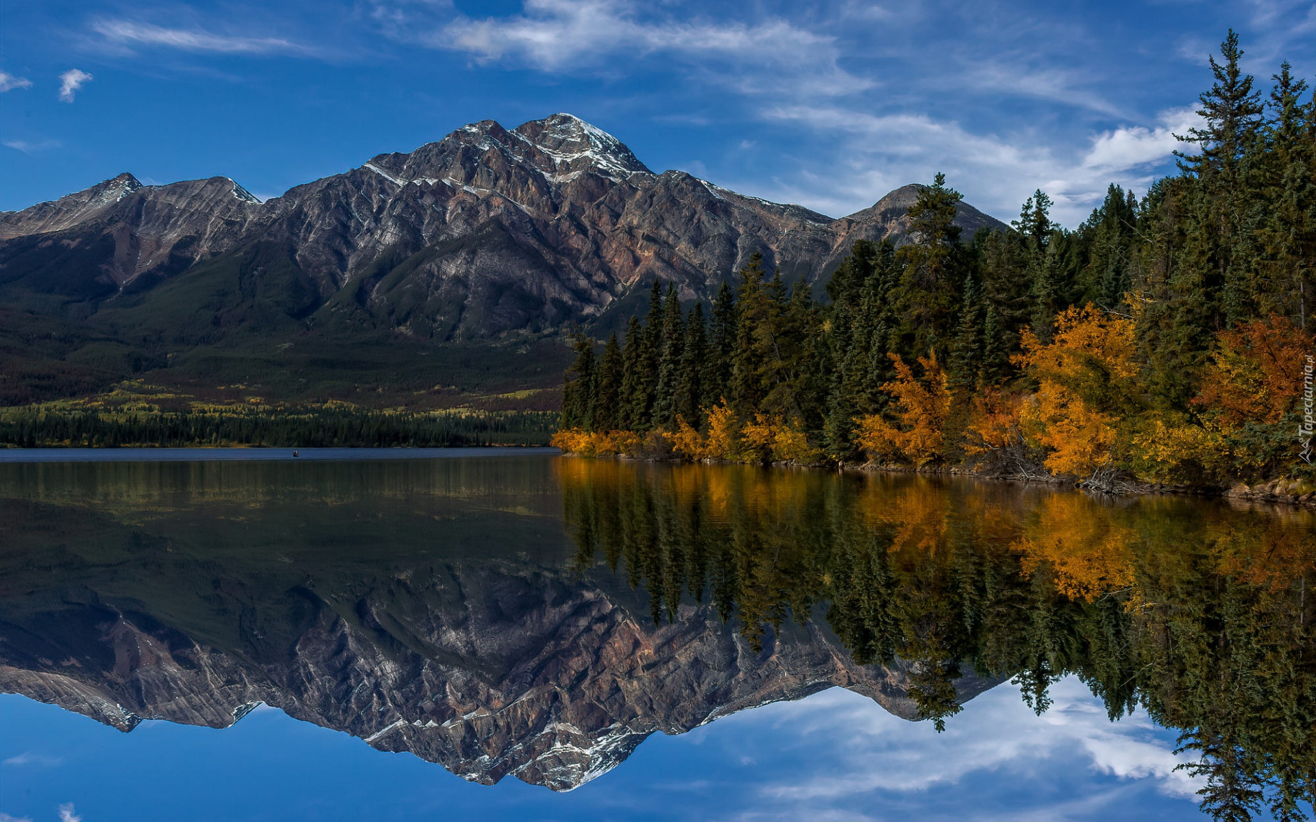 Kanada, Prowincja Alberta, Park Narodowy Jasper, Jesień, Jezioro, Maligne Lake, Odbicie, Góry, Las, Drzewa